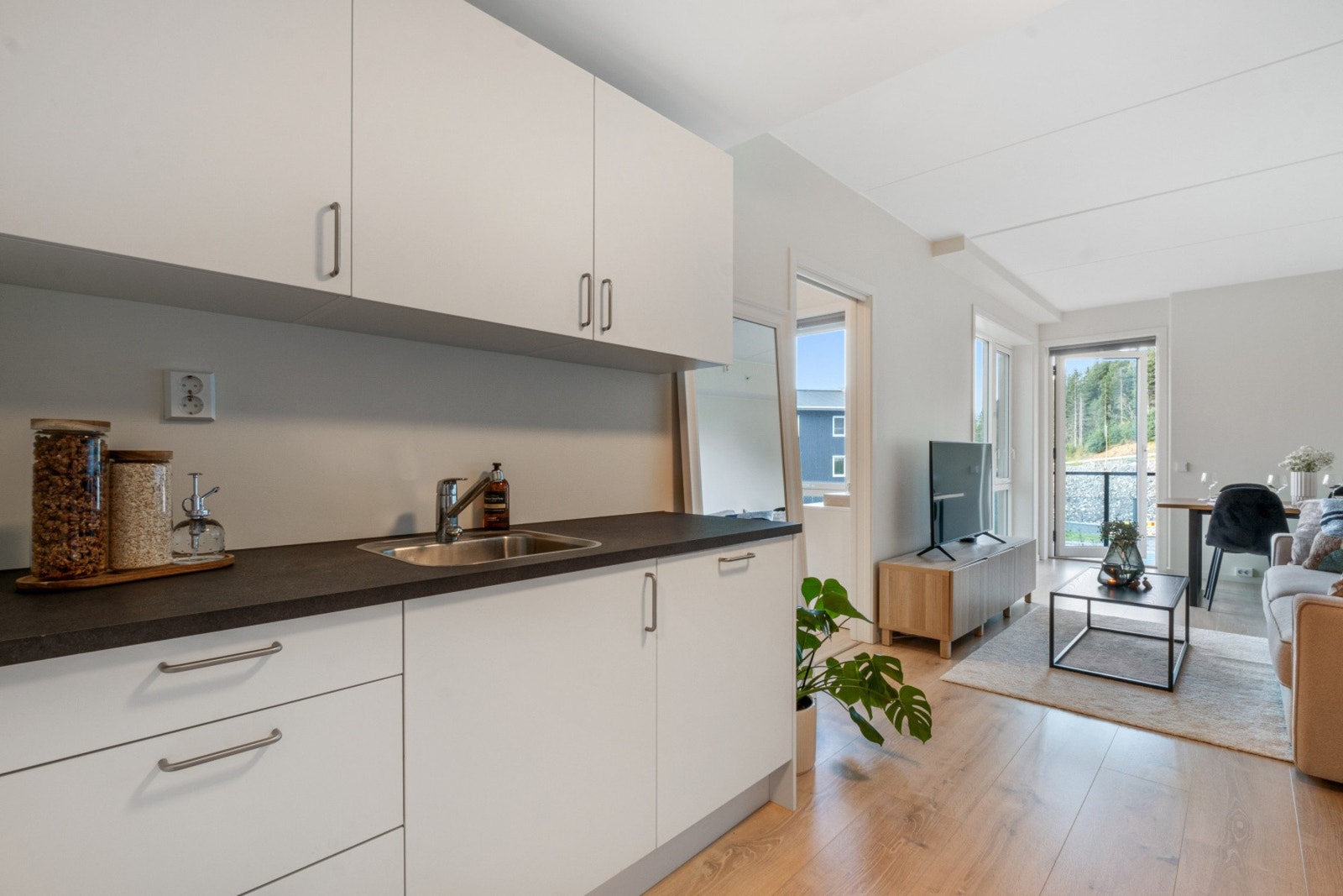 Det første du møter er kjøkken som ligger smart plassert mellom entreen og stuen. Galleribilde