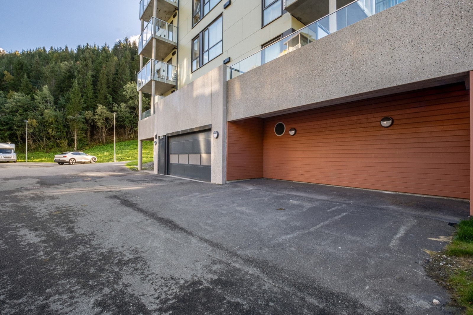 Leiligheten er beliggende i Jensvolldalen med god tilknytting til nærområdet. De dagligdagse nødvendigheter er innenfor gangavstand, nevnes kan både skole, barnehage og dagligvarebutikker. Kort vei til Bodø sentrum og umiddelbar nærhet til Bodømarka. Galleribilde