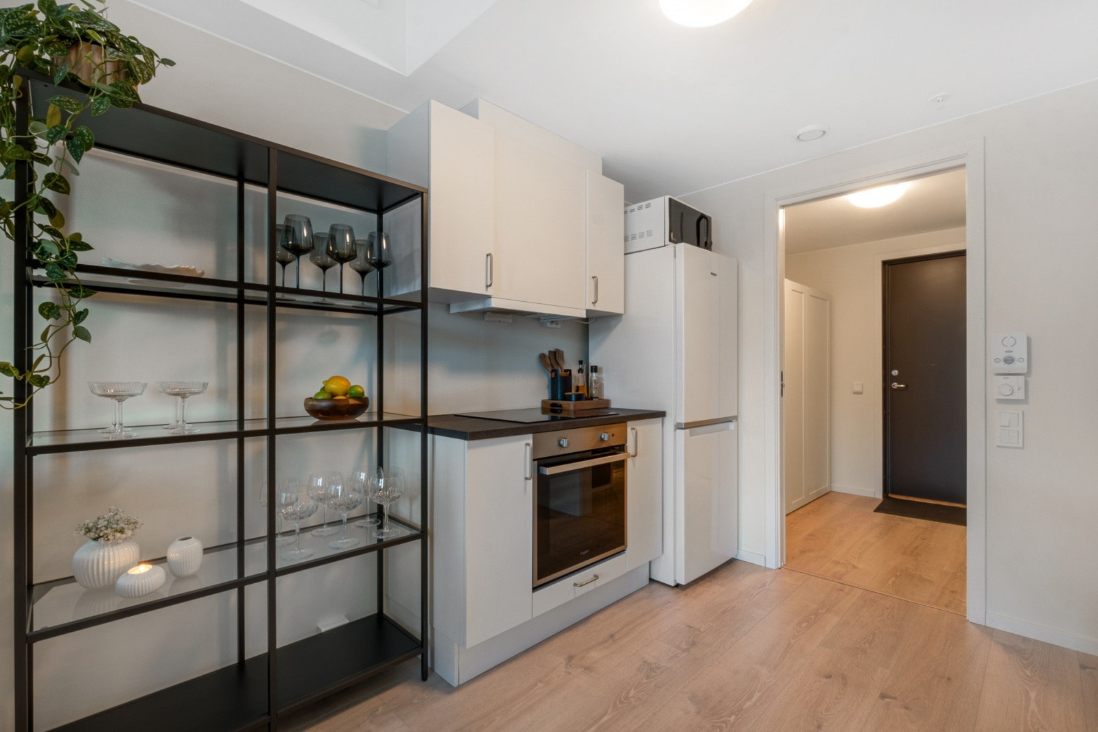 Kjøkkenet har praktisk innredning på begge sider av veggen. Galleribilde