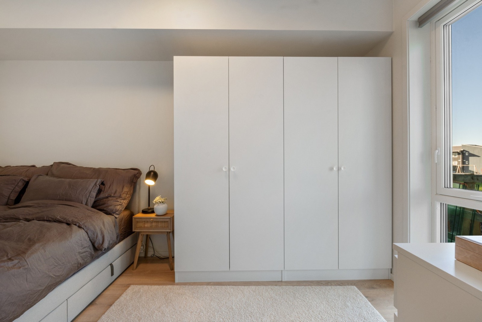 Det er god plass til oppbevaring i garderobeskap. Galleribilde