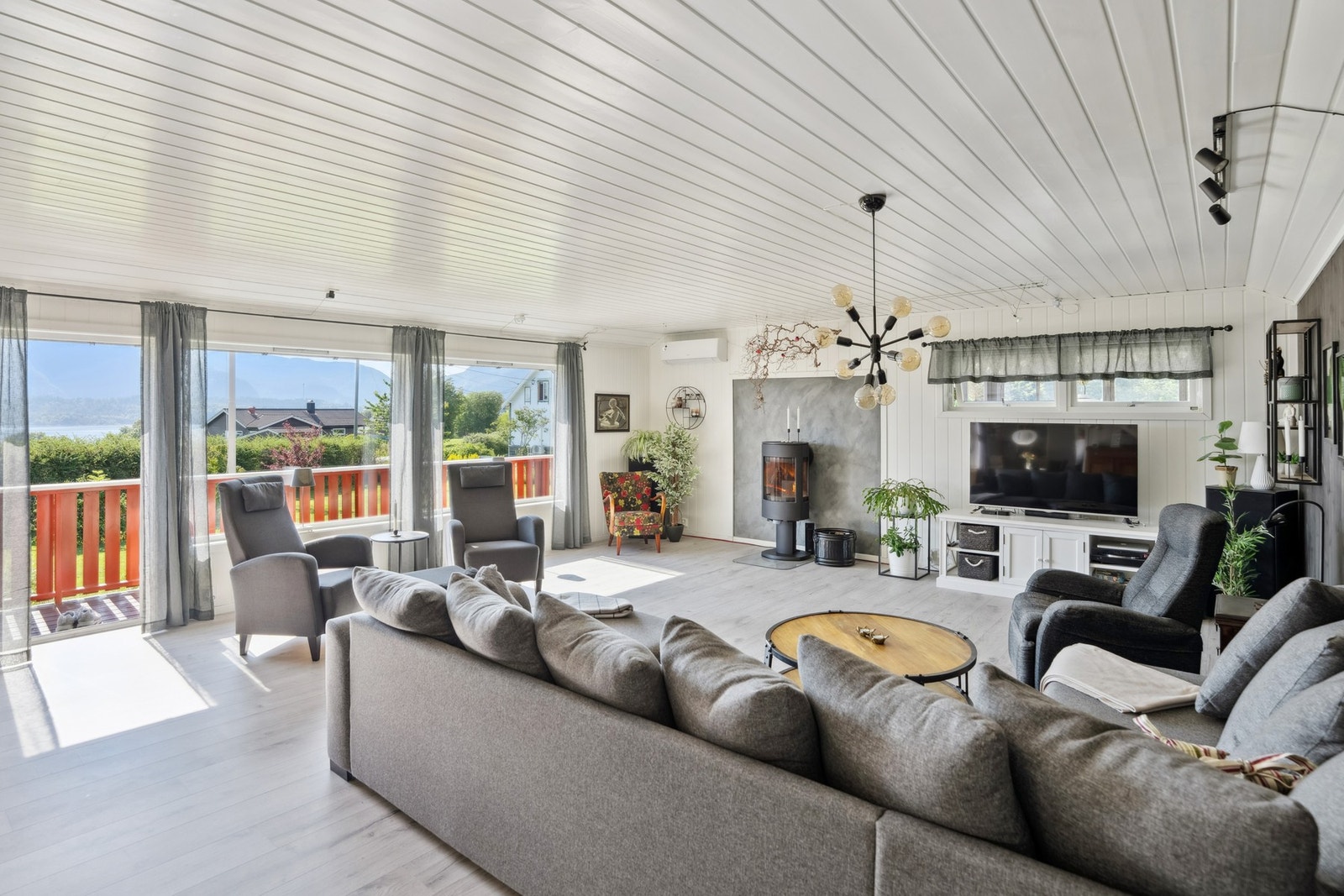 Varmepumpe i stuen ble montert i 2017, ny peis montert i 2019 Galleribilde