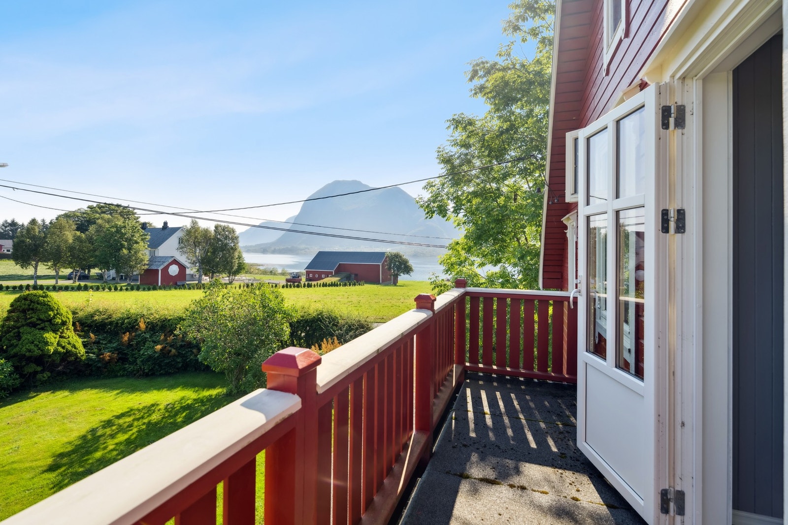 Balkong i loftetasje utvidet i 2012. Ble da også bygd tak over trapp ved inngangsparti Galleribilde