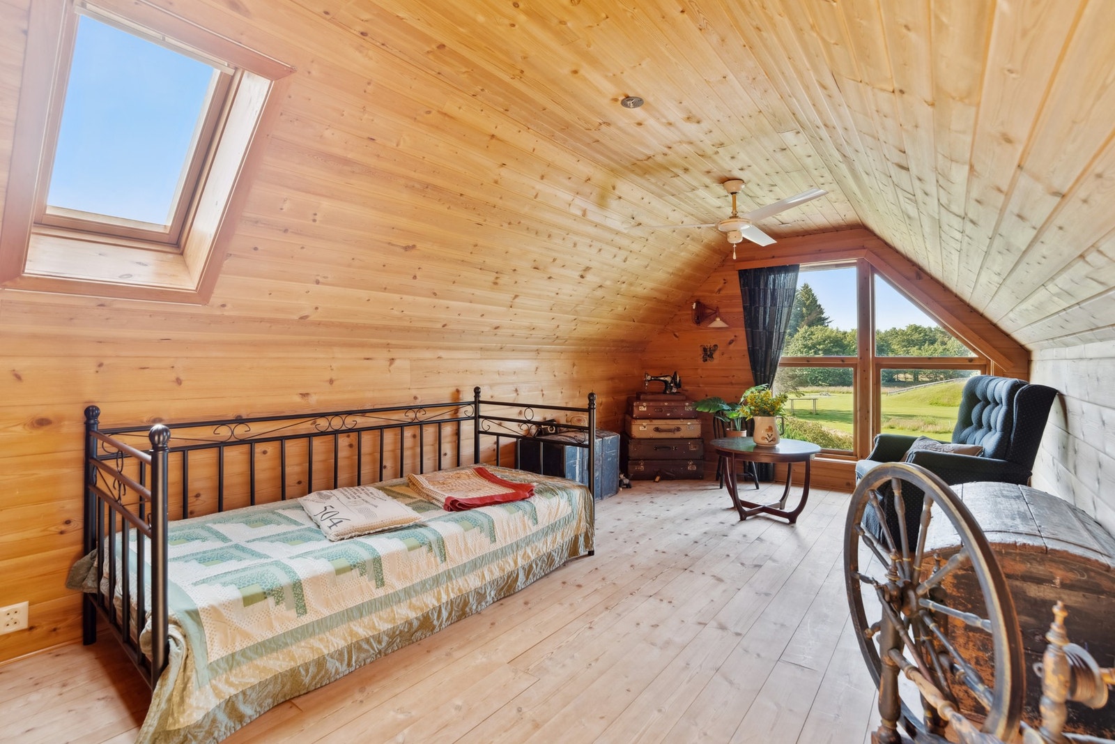 Loftstue over stue, trapp opp fra hovedetasjen Galleribilde