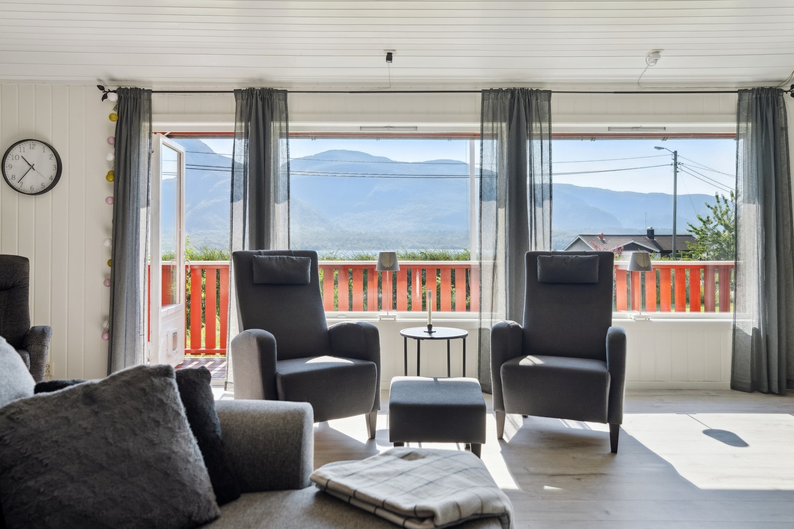 Stuen er pusset opp med glatte overflater, malt panel og laminatgulv Galleribilde