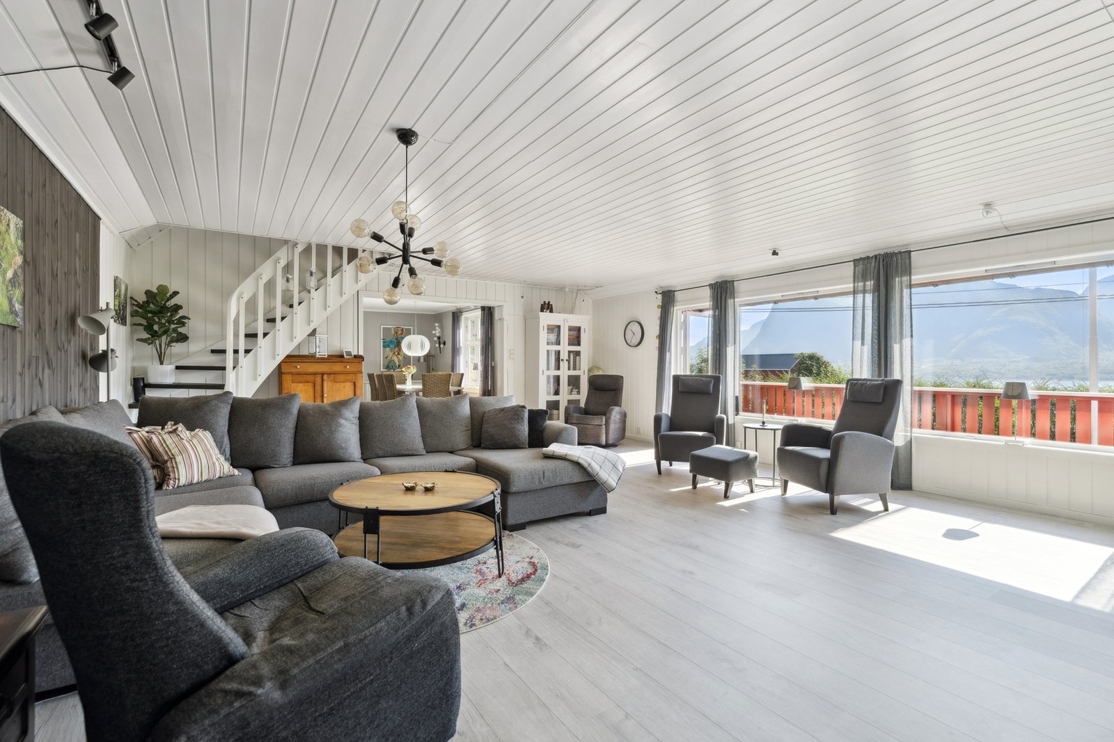 Stue med store vindusflater og utgang til veranda Galleribilde