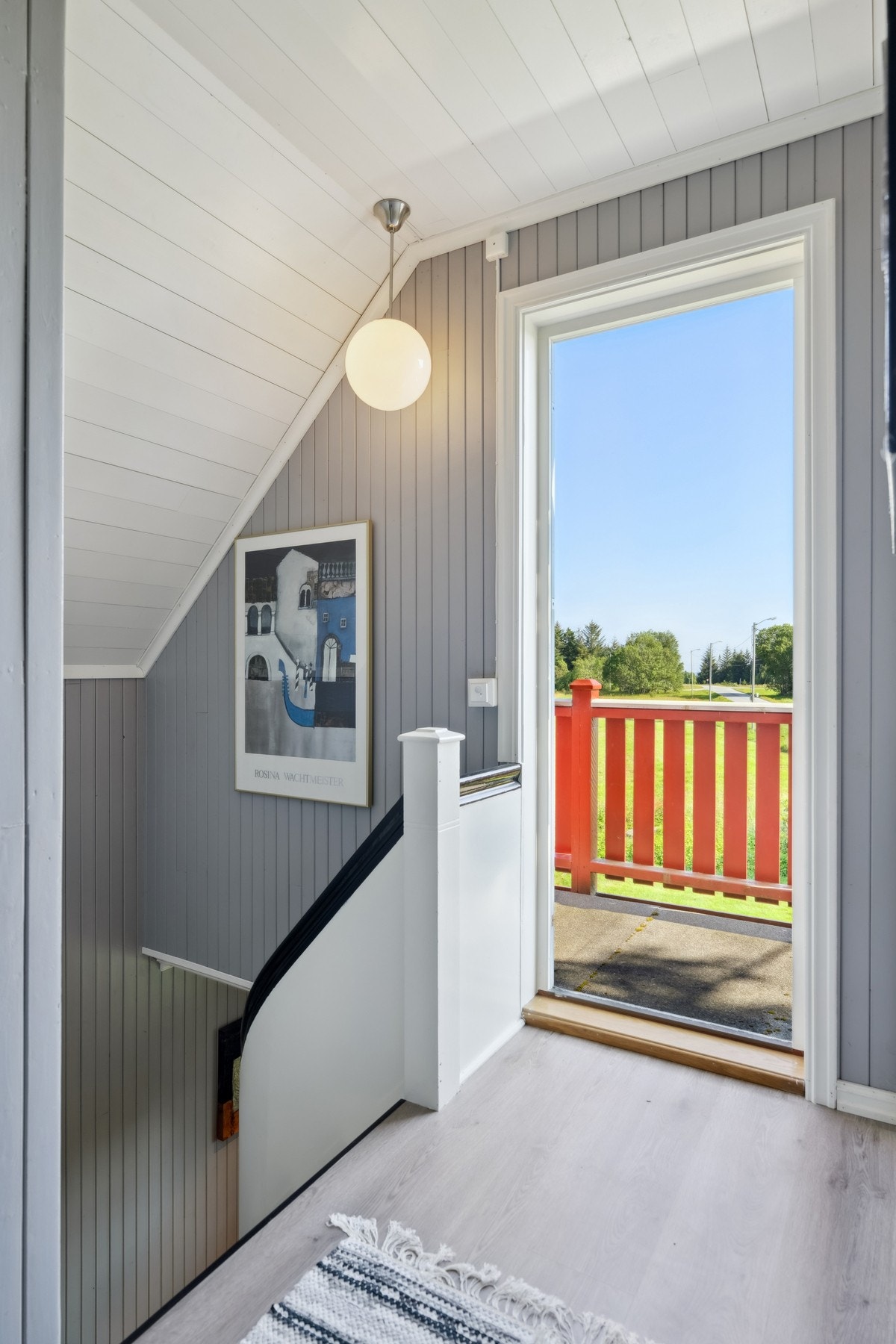 Gang med utgang til balkong Galleribilde