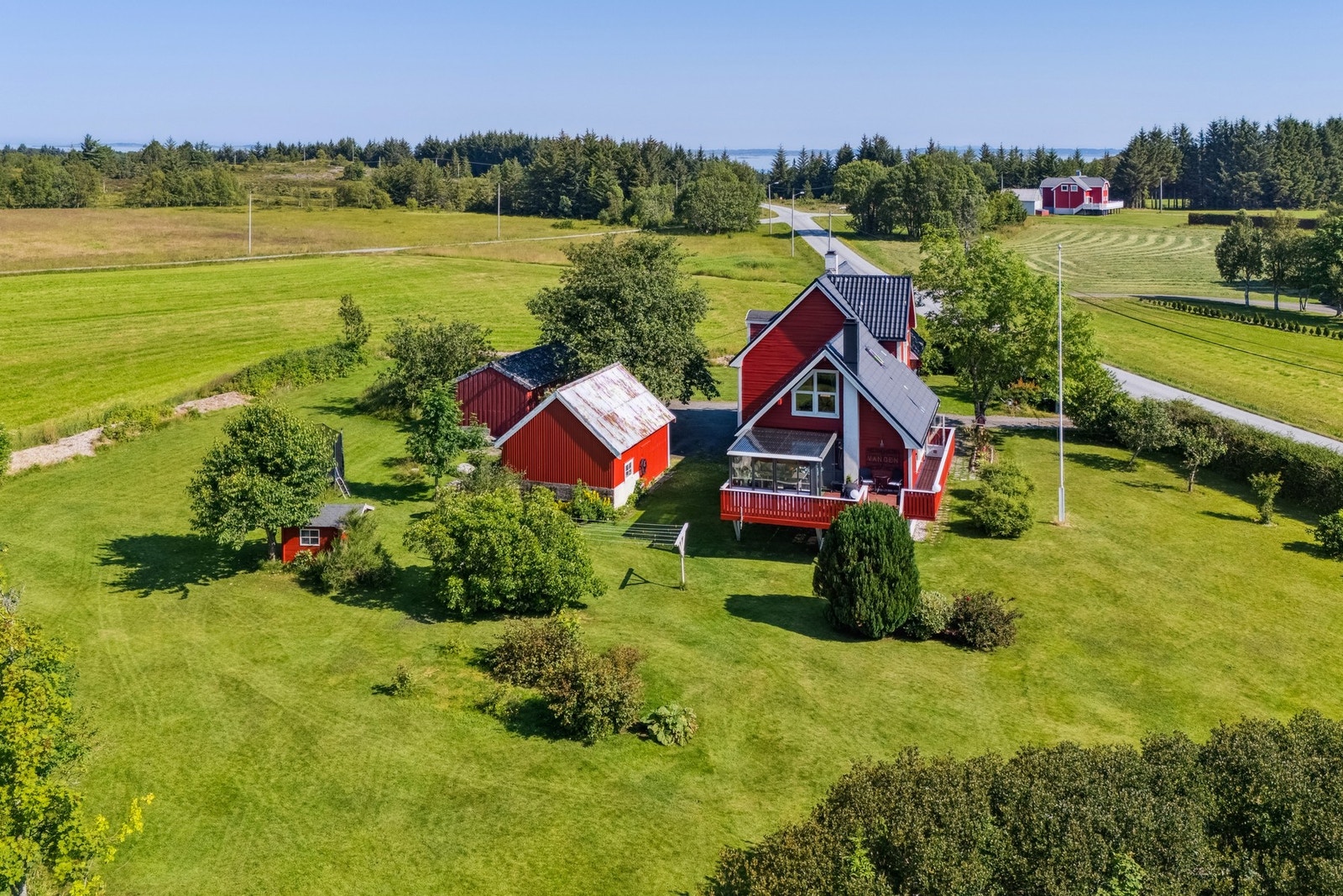 Enebolig med garasje med fin beliggenhet på Rakens Galleribilde