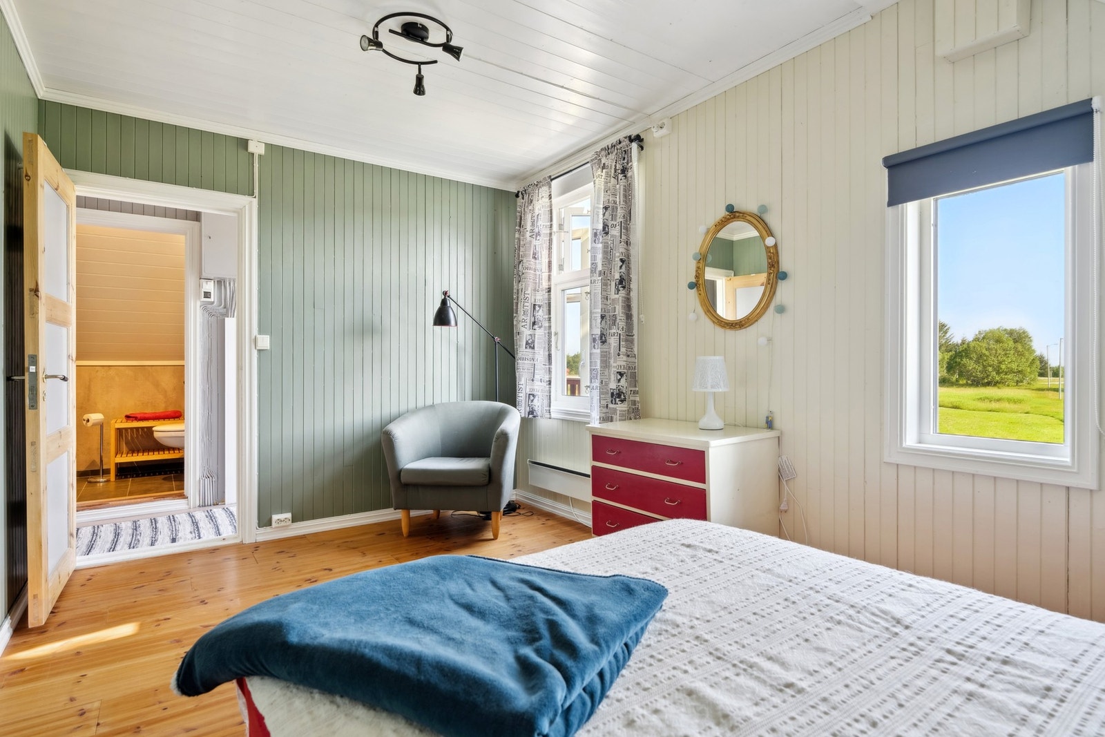 Store rom med god plass til både seng og skap Galleribilde