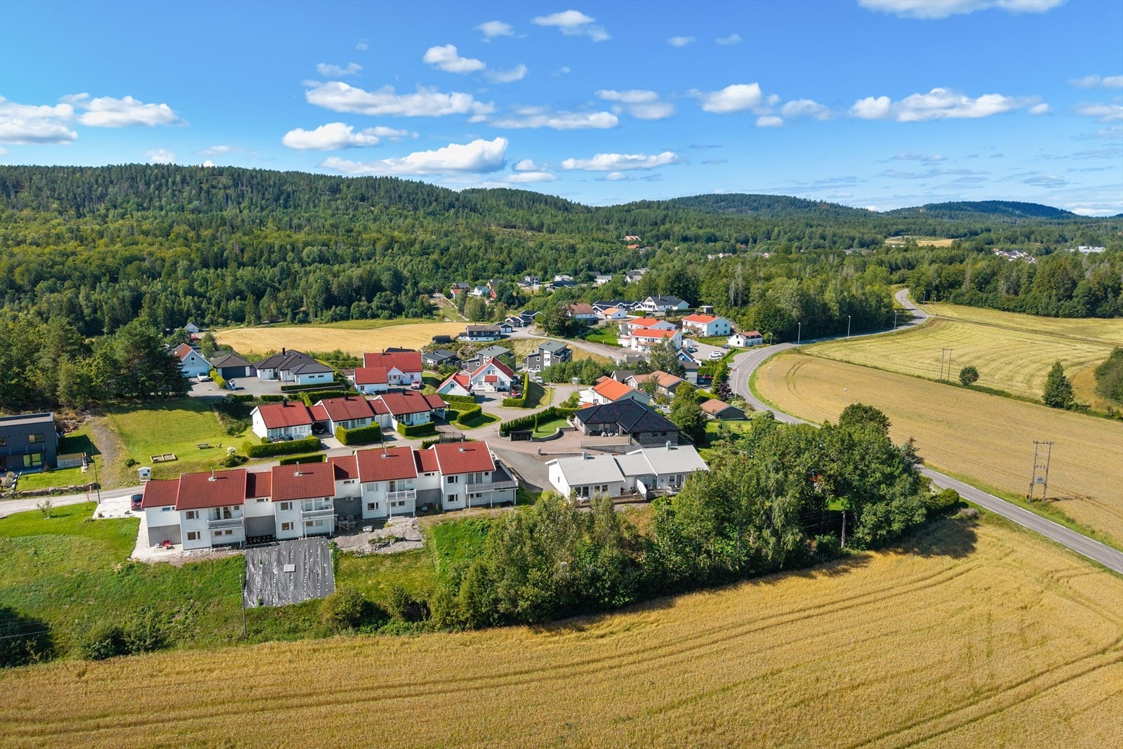 Ligger i et trivelig nabolag med nyere boliger. Galleribilde