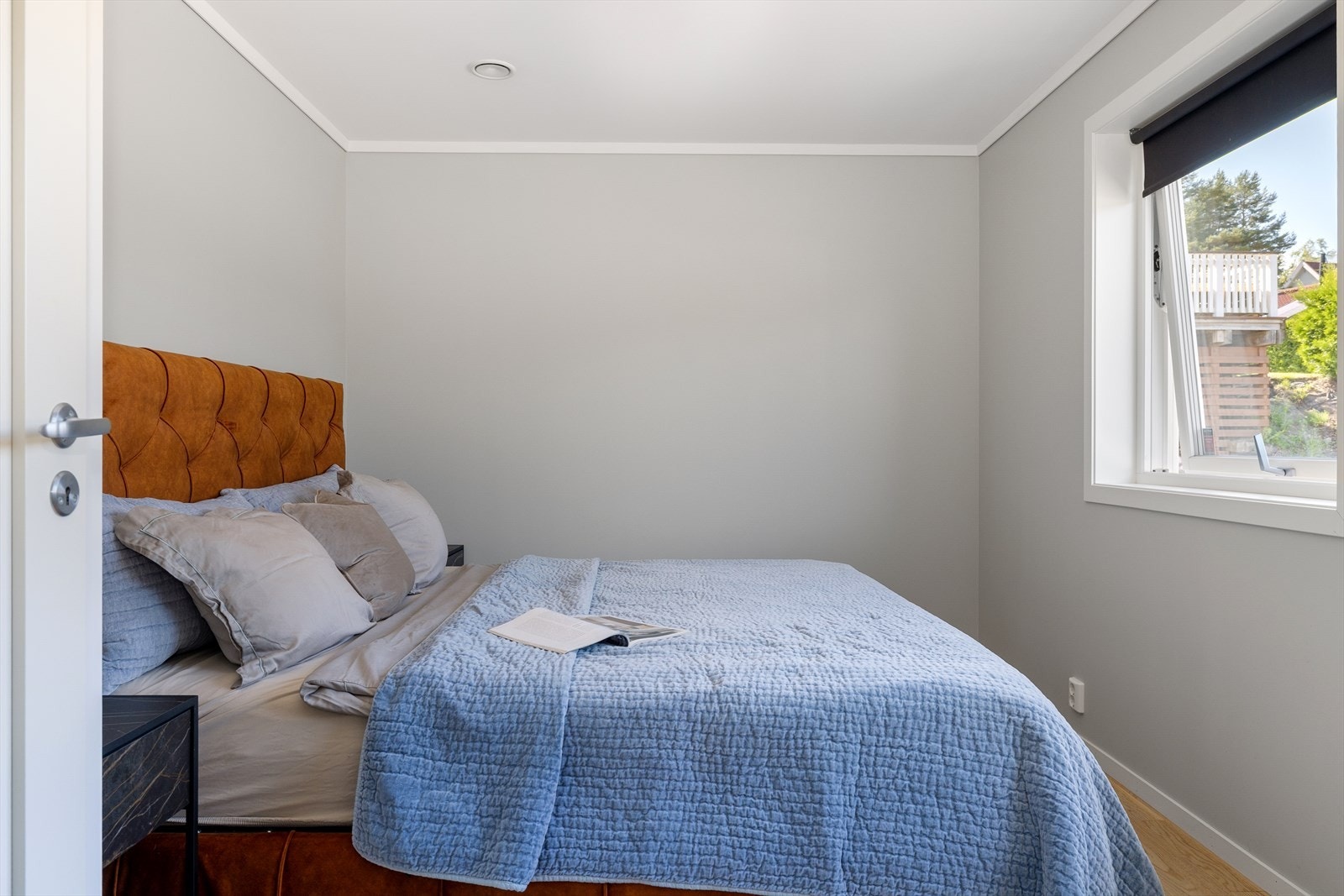 Romslig soverom med plass til dobbeltseng og garderobe Galleribilde