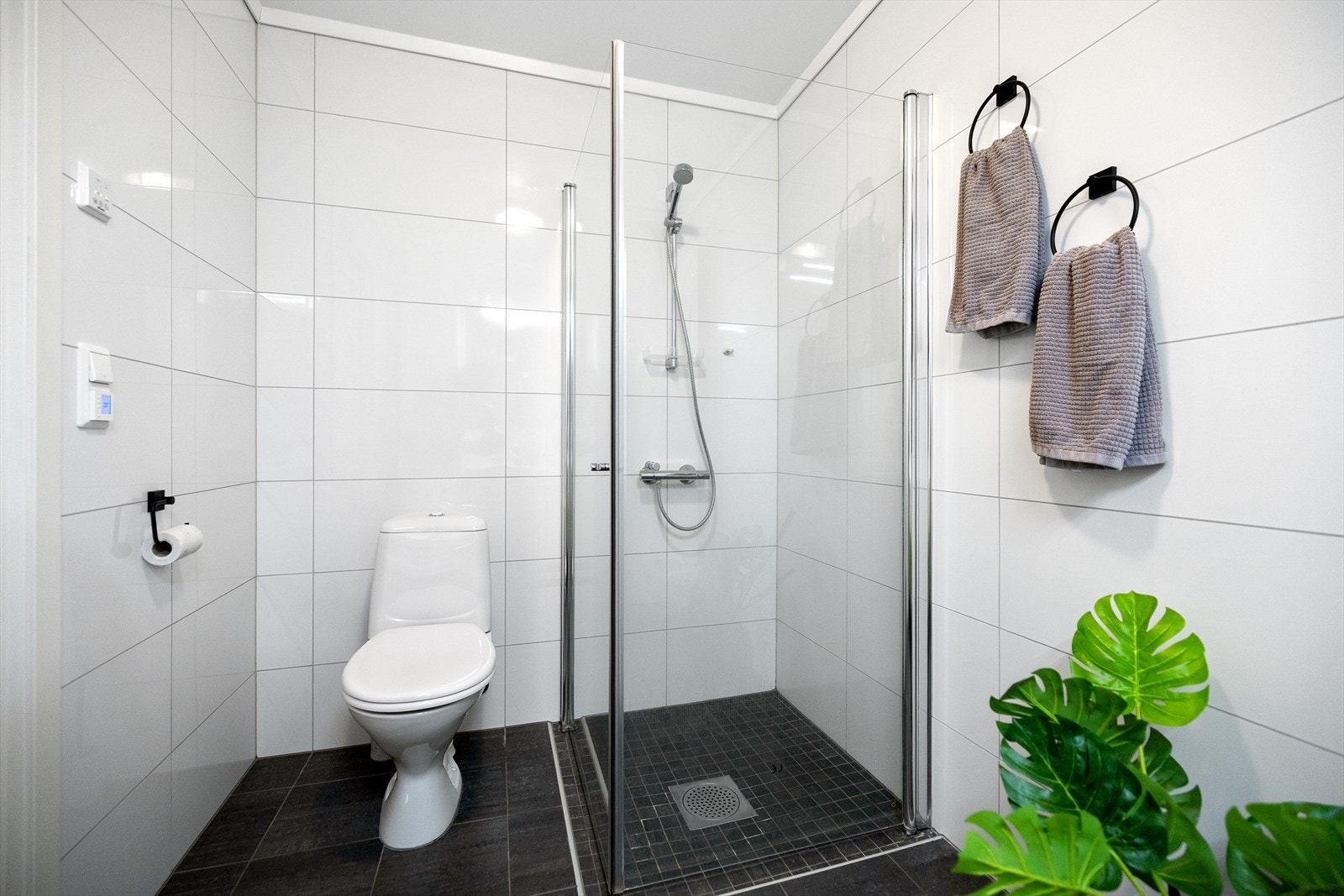 Stilrent og pent. Dusjhørne og wc Galleribilde