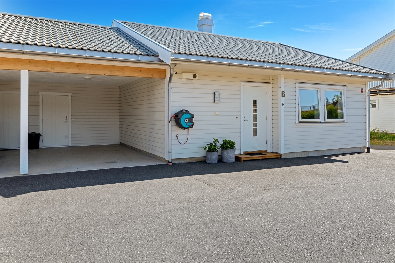 Inngangsparti med carport. Praktisk parkering rett utenfor inngangsdøren samt sportsbod Galleribilde