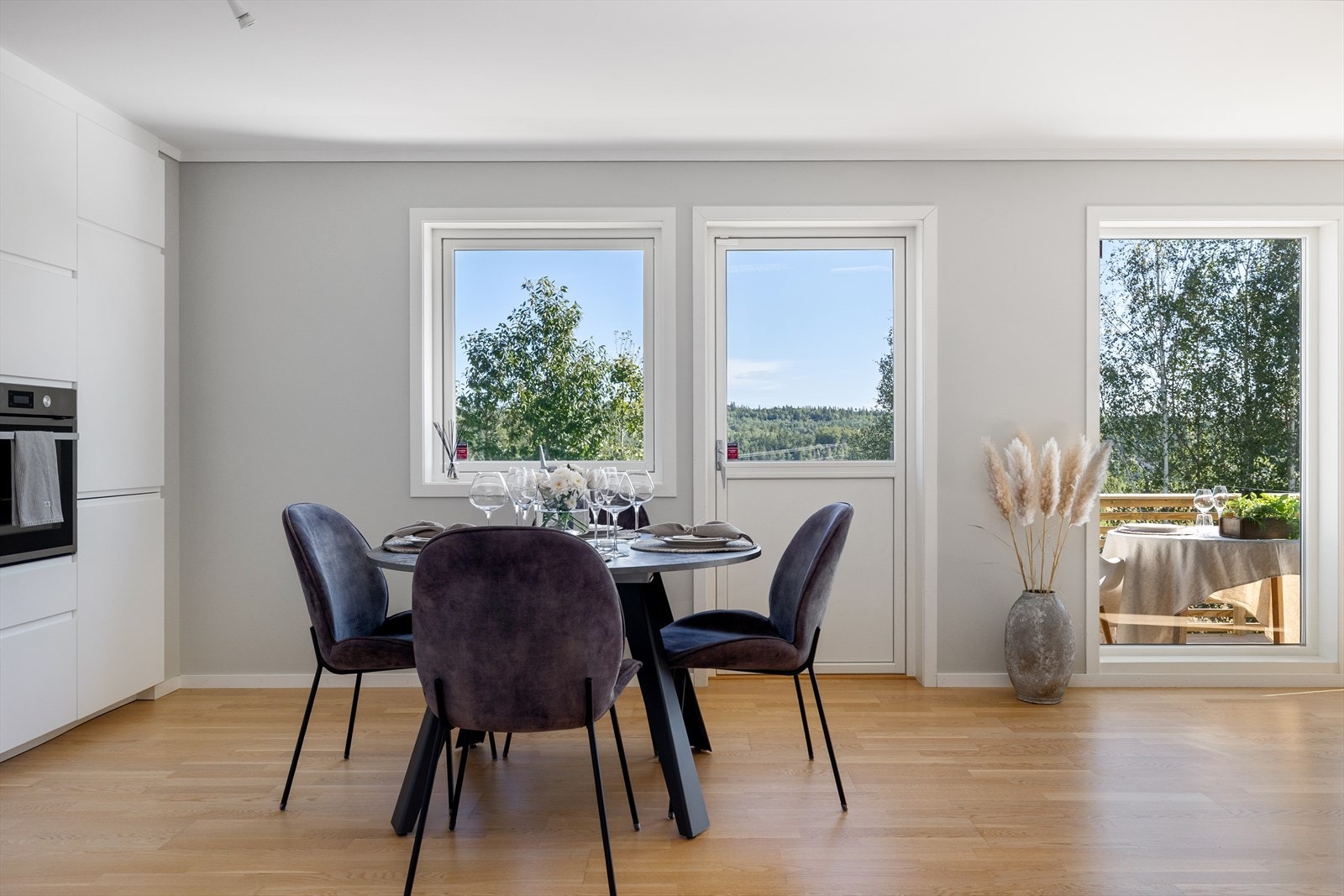 Her får du en naturlig overgang mellom inne og ute. God plass til spisestue. Galleribilde