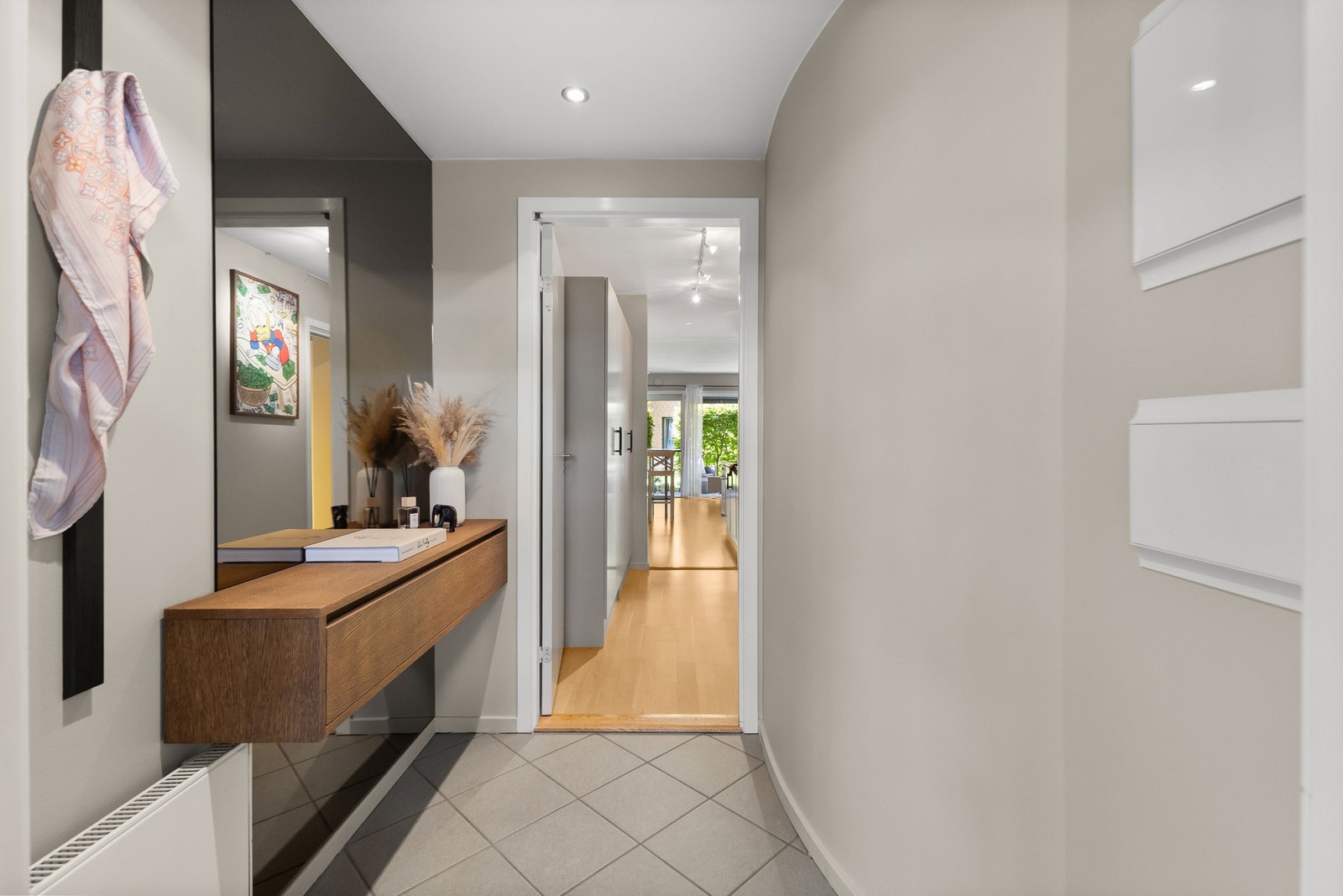 Velkommen hjem! Leiligheten har en innbydende entré som gir et solid førsteinntrykk av leiligheten. Galleribilde