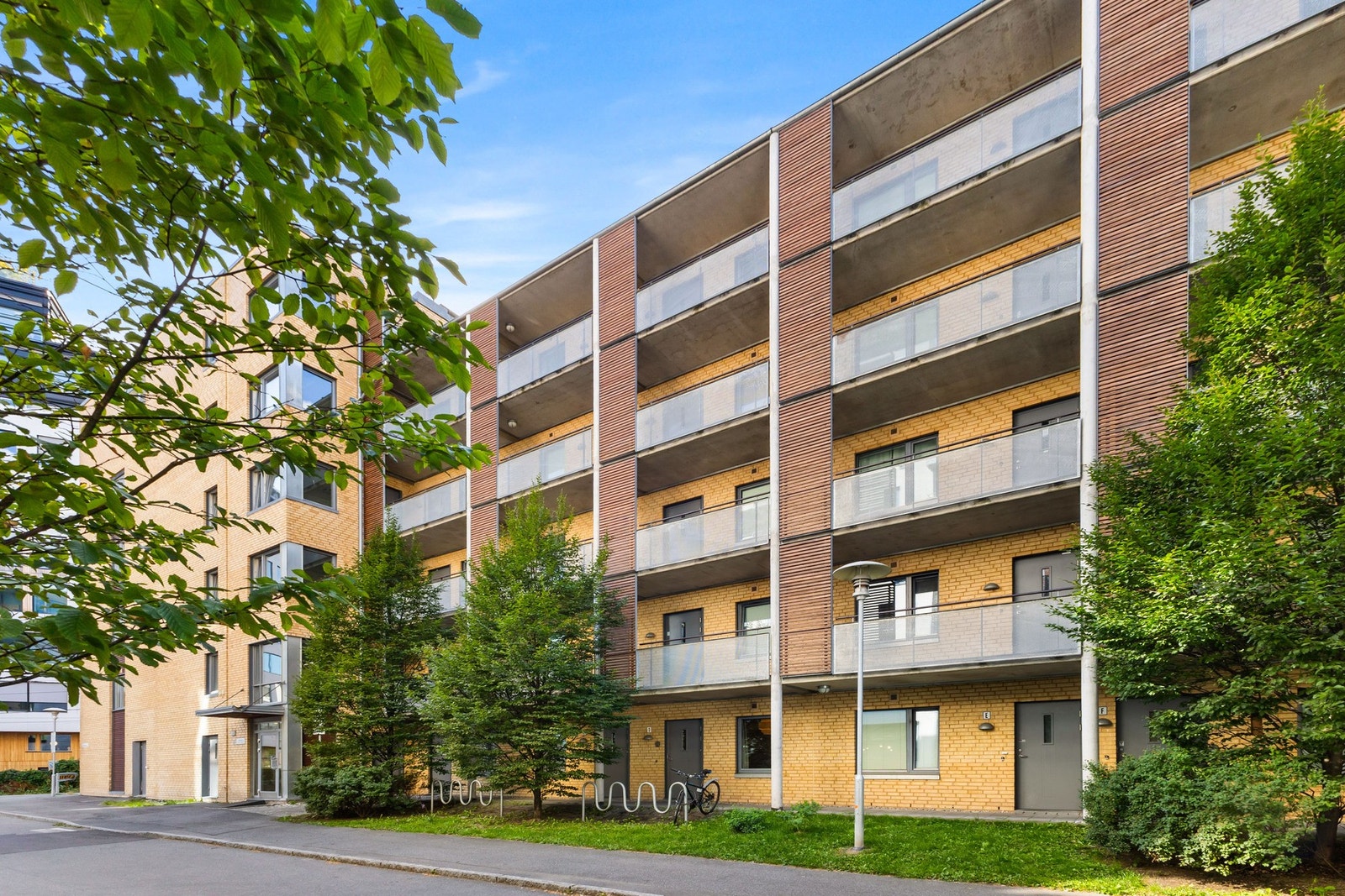 Her bor du i et sentralt boligområde med kort avstand til flotte tur- og friluftsområde, samt et stort utvalg servicetilbud og fasiliteter. Galleribilde