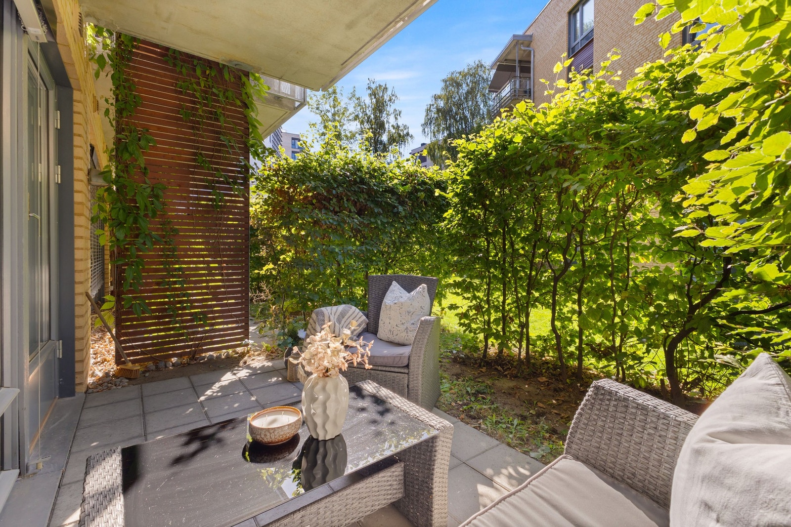 Terrassen fungerer fint som en forlengelse av stuen på sommerhalvåret. Galleribilde