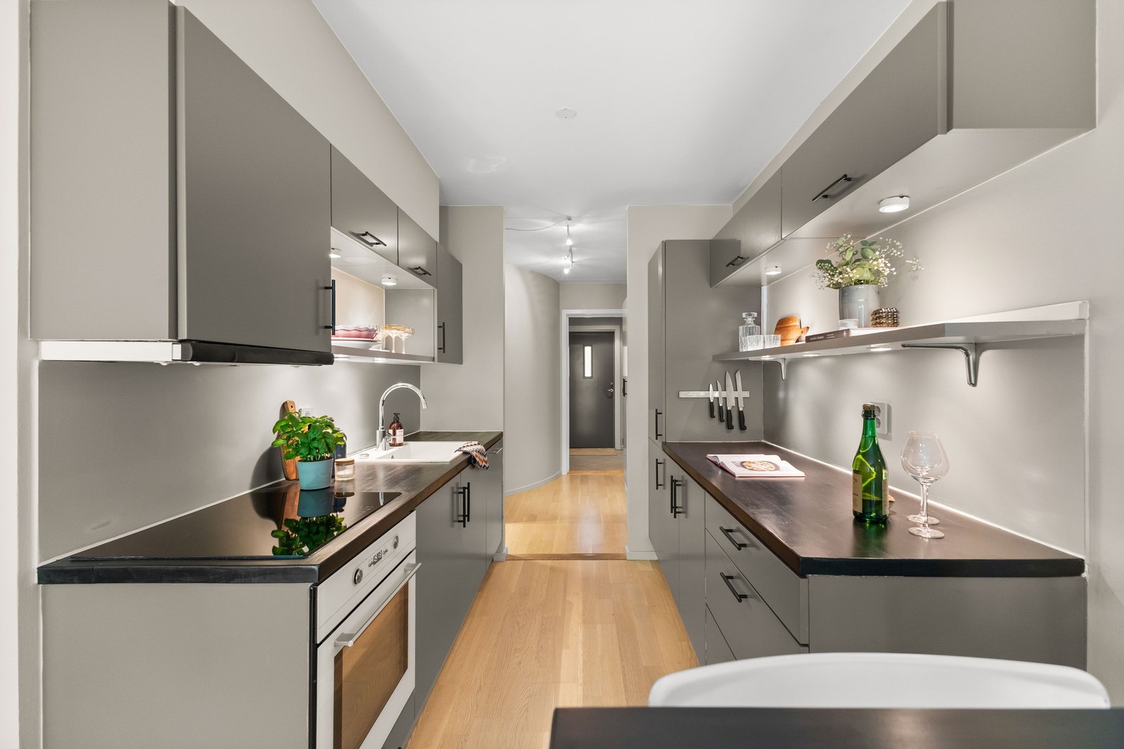 Innholdsrikt kjøkken med praktiske integrerte hvitevarer. Galleribilde