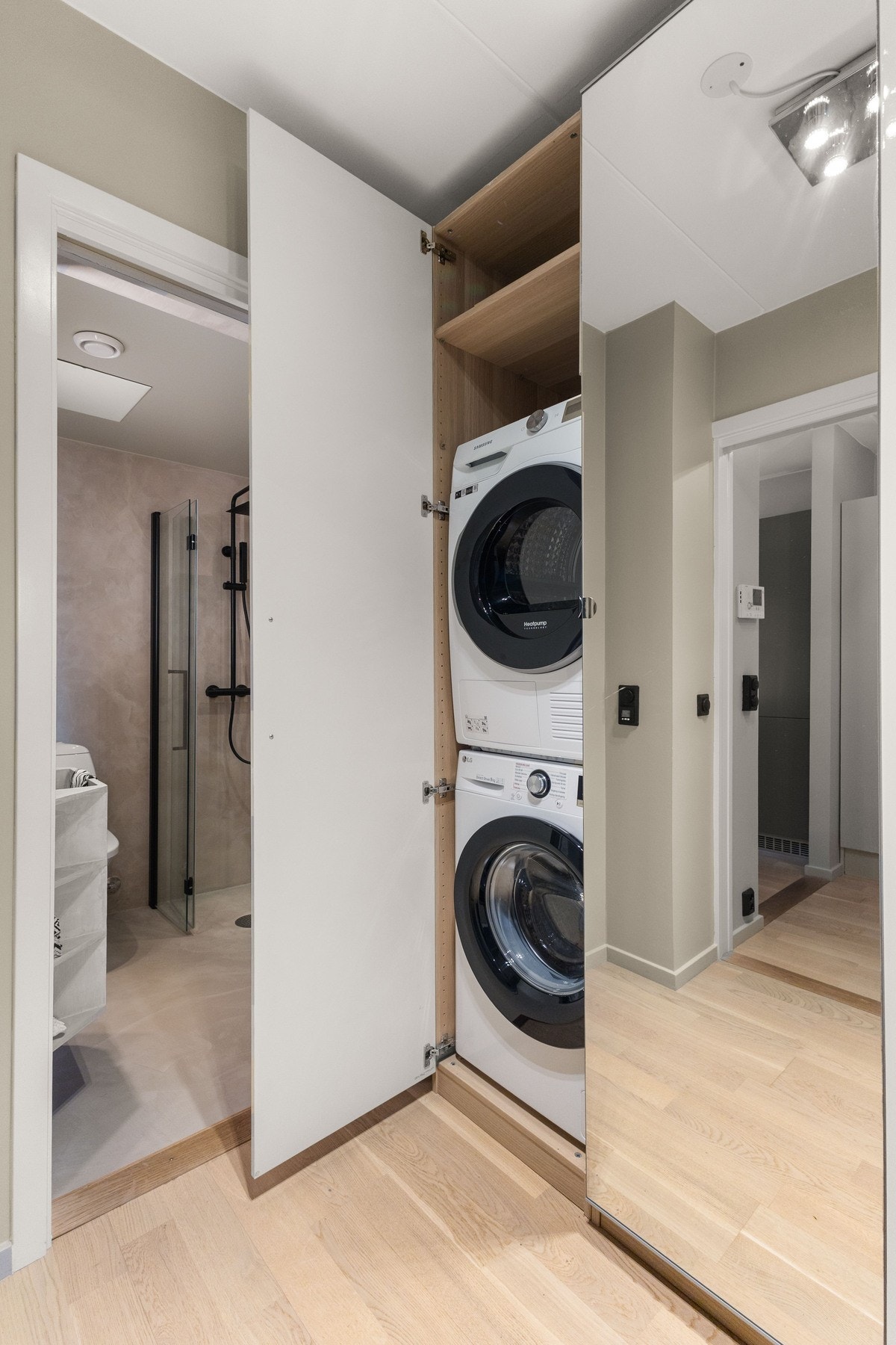 Leiligheten har opplegg for vaskemaskin og tørketrommel i skap. Galleribilde