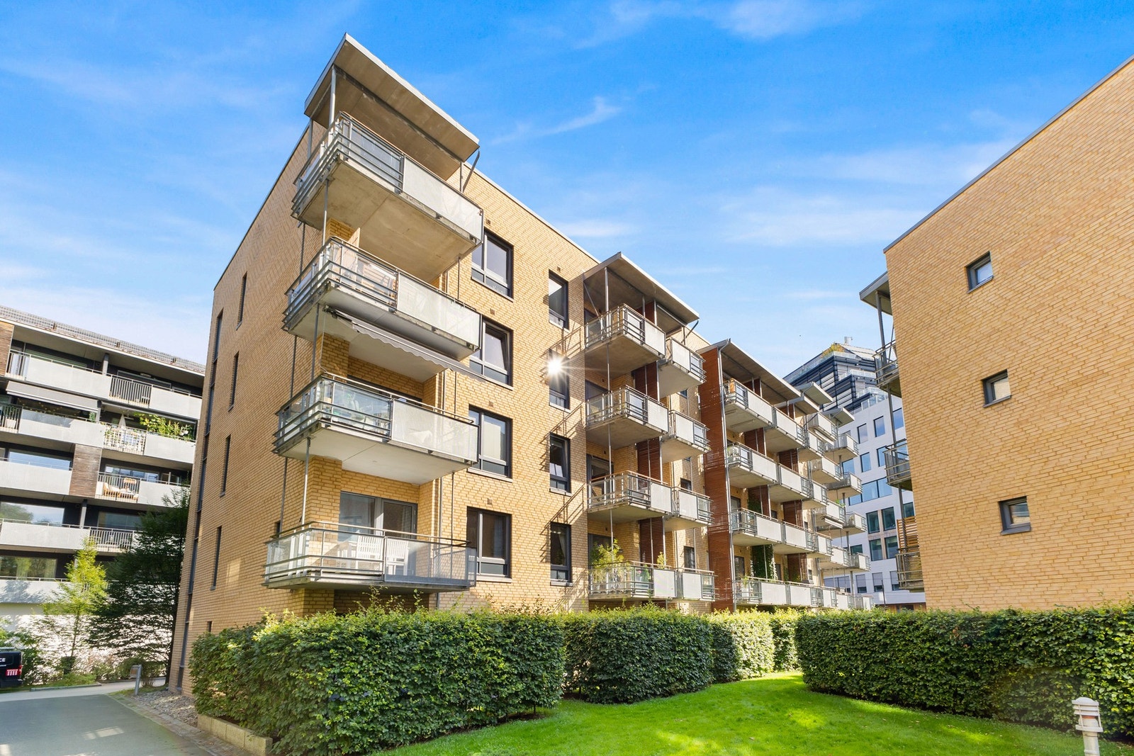 Leiligheten er beliggende i 1. etasje og har utgang til en koselig markterrasse på baksiden av blokken som er skjermet fra trafikk. Galleribilde