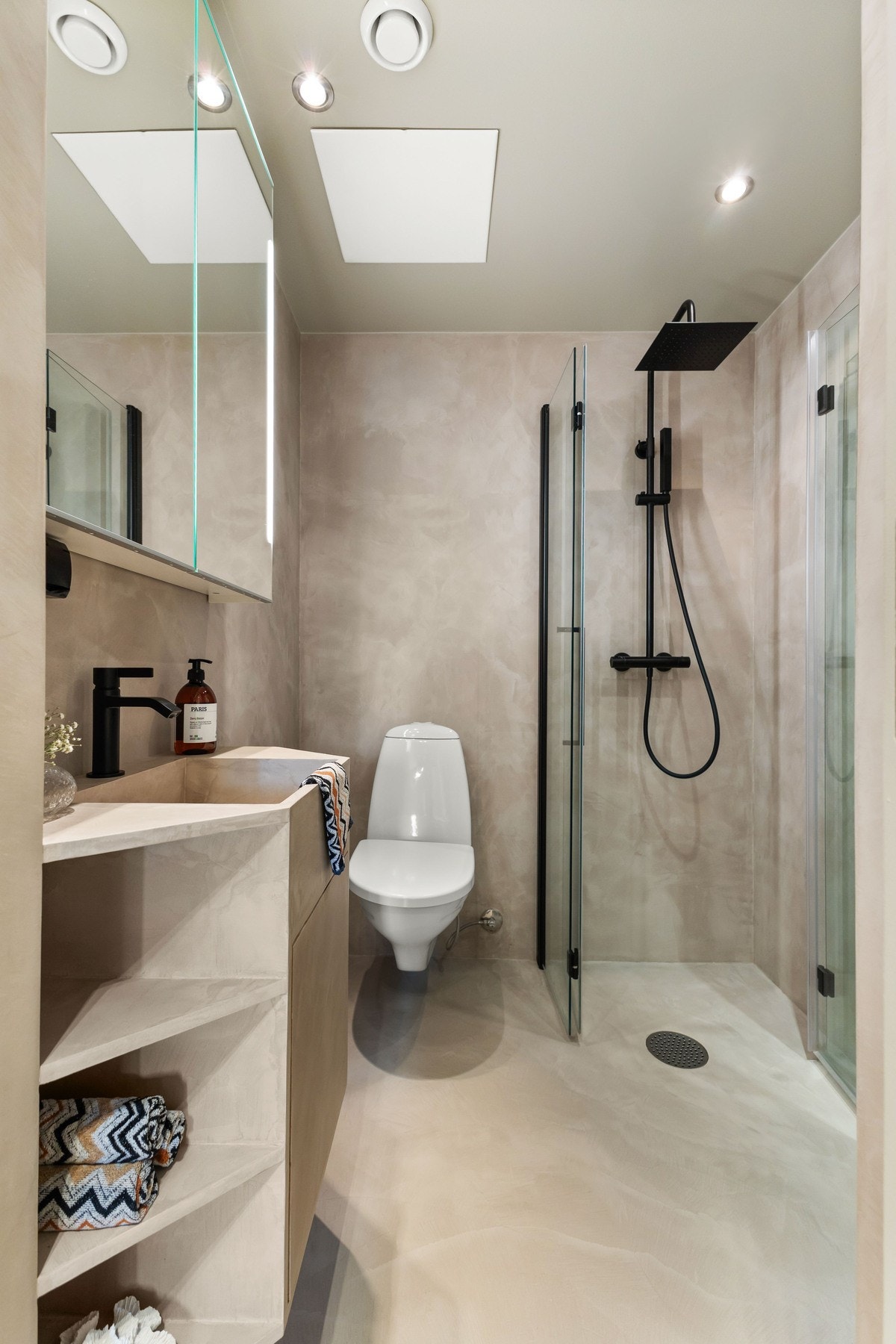 Baderommet har moderne innredning. Galleribilde