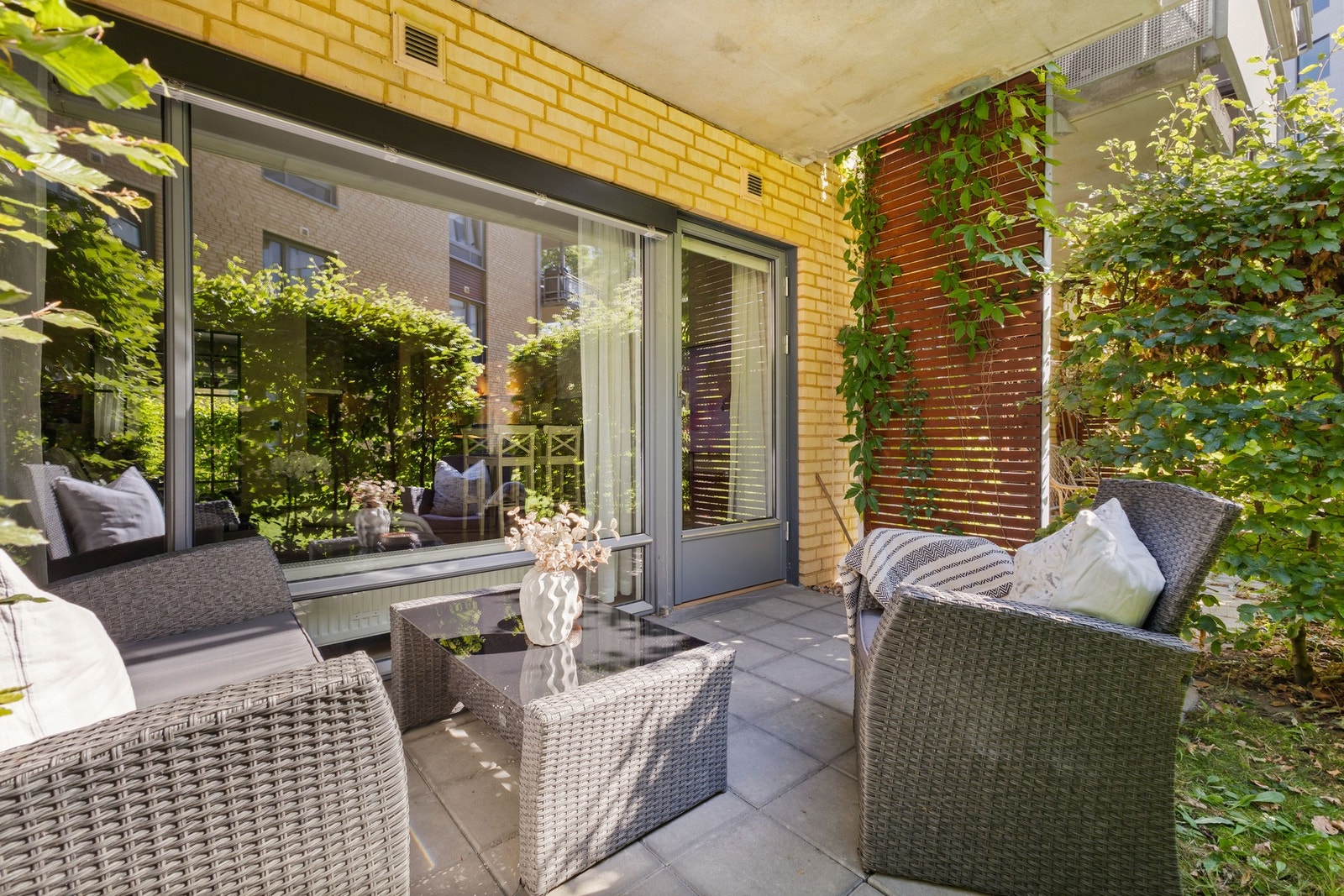 Den er omkranset av en grønn og frodig hekk som gir god skjerming. Galleribilde