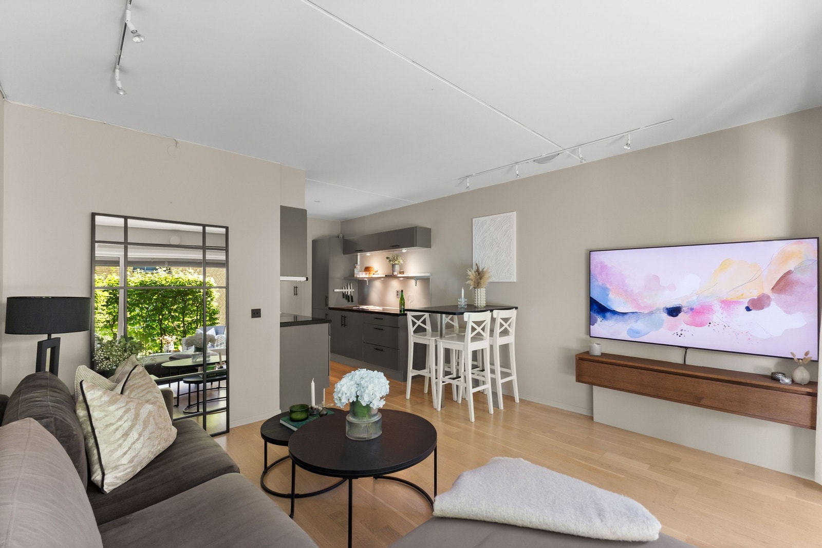 Her er det god plass til sofa, tv-benk eller annen ønsket innredning. Galleribilde