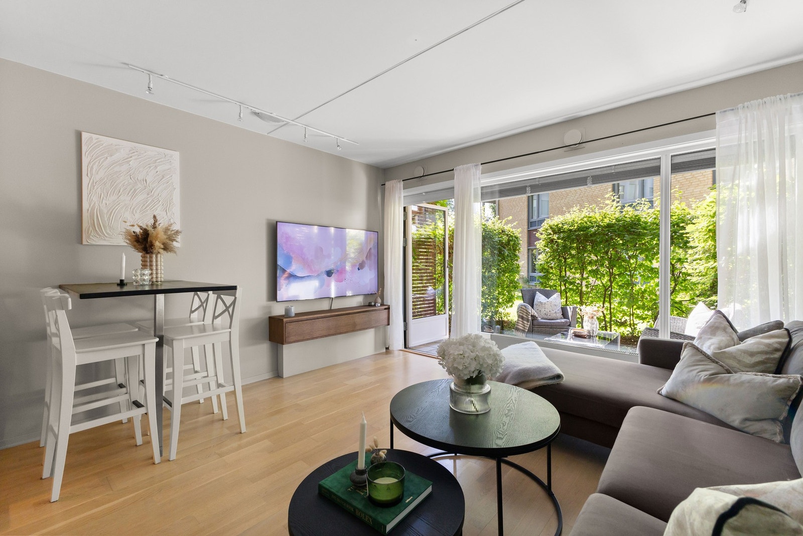 Stuen er lys og romslig med store vindusflater som gir rikelig med lysinnslipp. Galleribilde