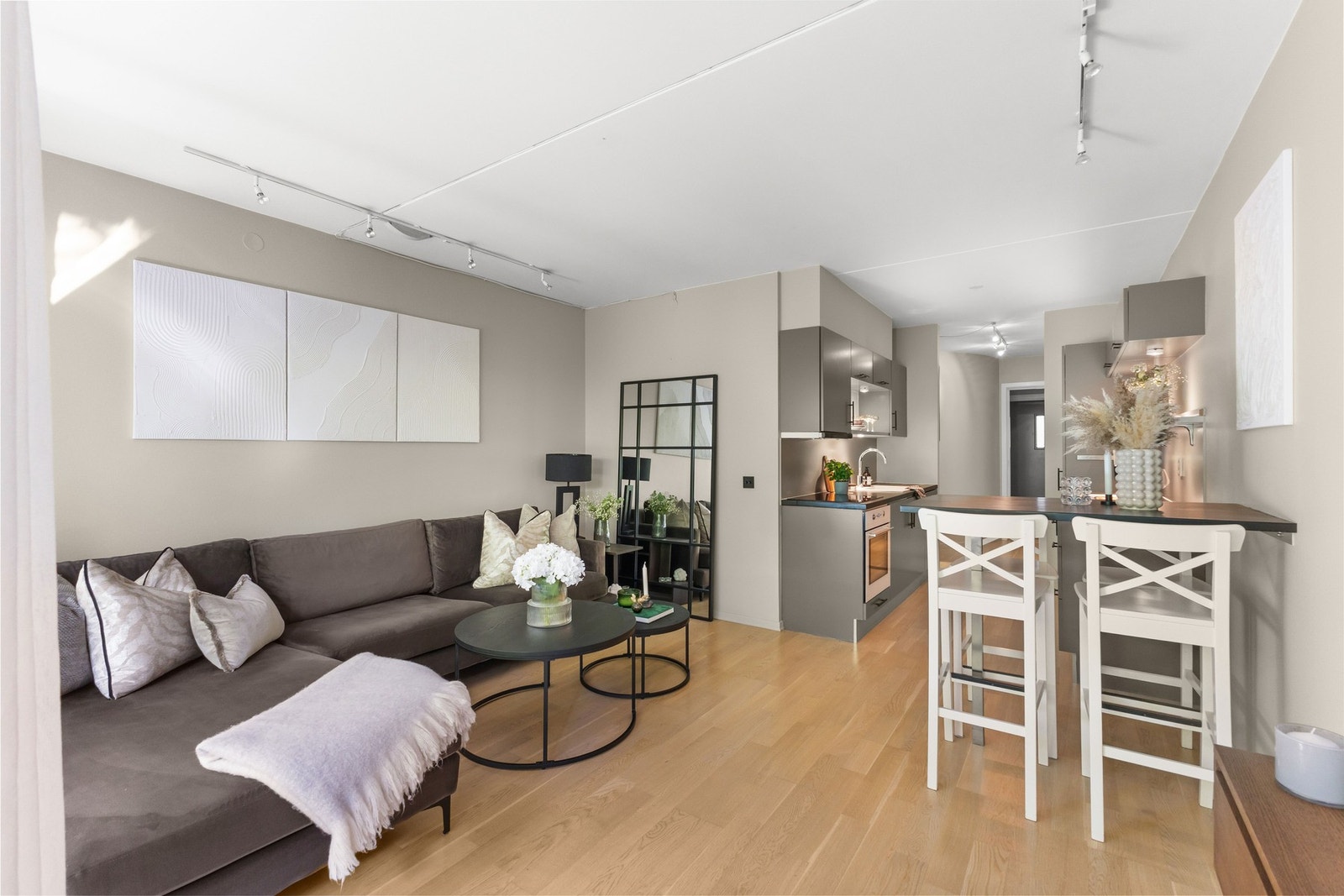 Den åpne og luftige planløsningen skaper en sosial atmosfære. Ved kjøkkenet er det også plass til en spisegruppe. Galleribilde