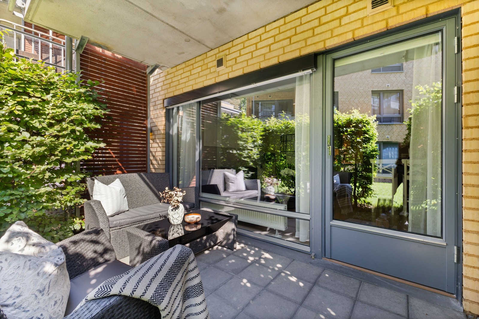 Markterrassen har god plass til "alt" av ønskelig utemøblement. Galleribilde