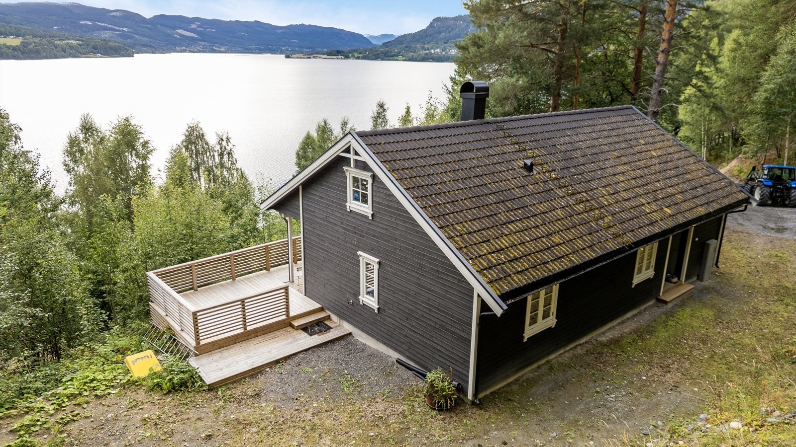 Spredt fritidsbebyggelse og boliger i området rundt. Galleribilde