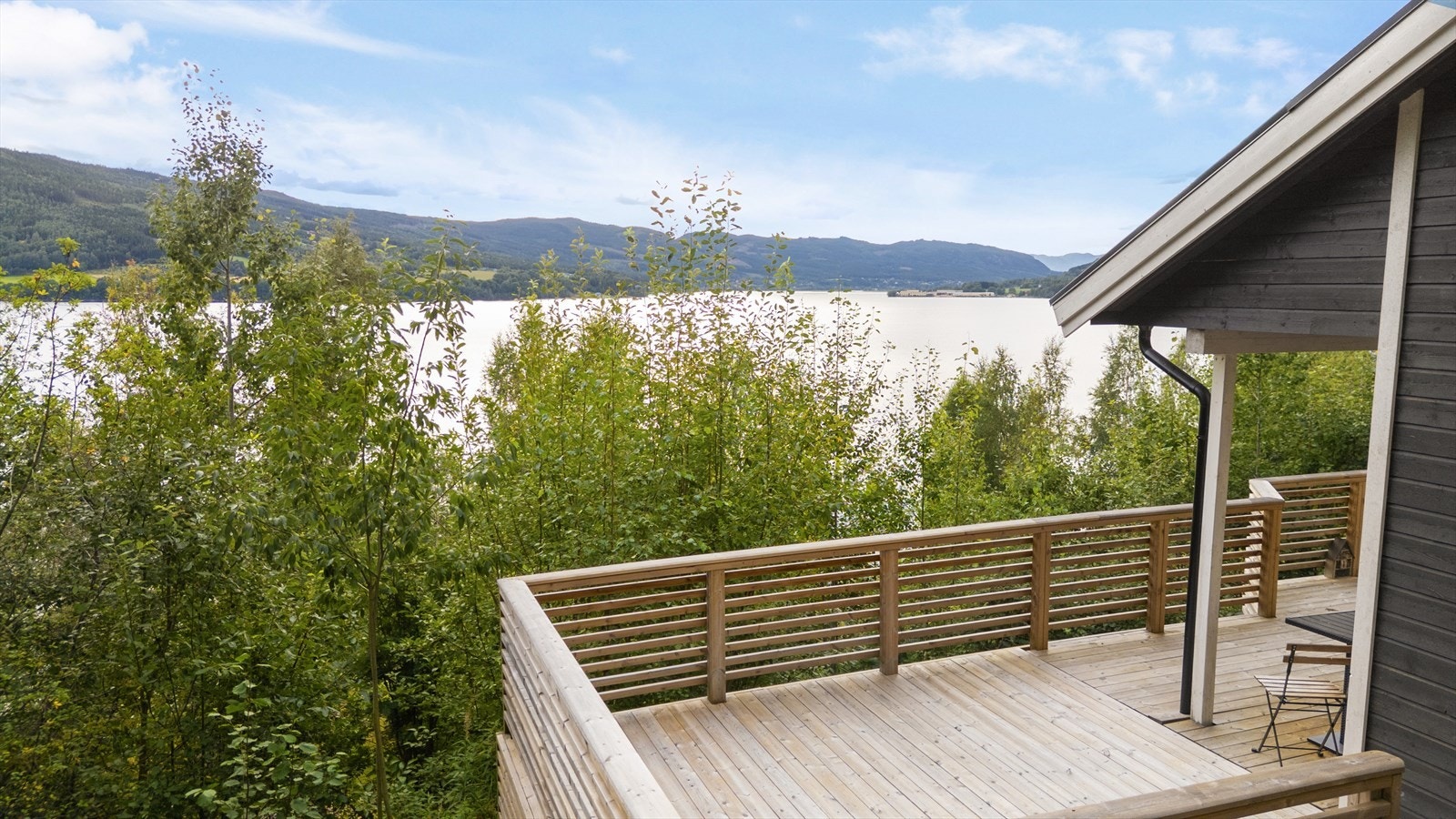 Terrasse med utsyn mot Randsfjorden. Galleribilde