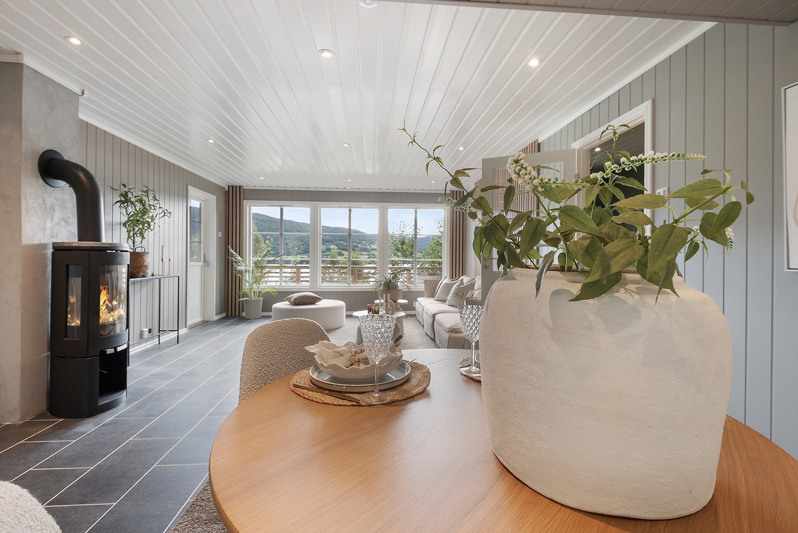 Lun og god atmosfære med vedfyring. Galleribilde