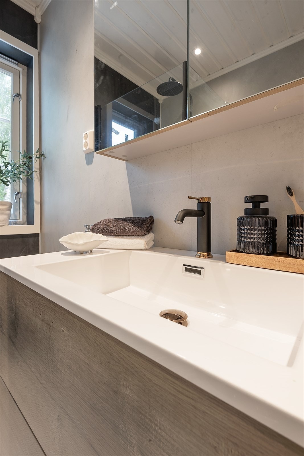 Baderomsinnredning med nedfelt servant og speil over. Galleribilde