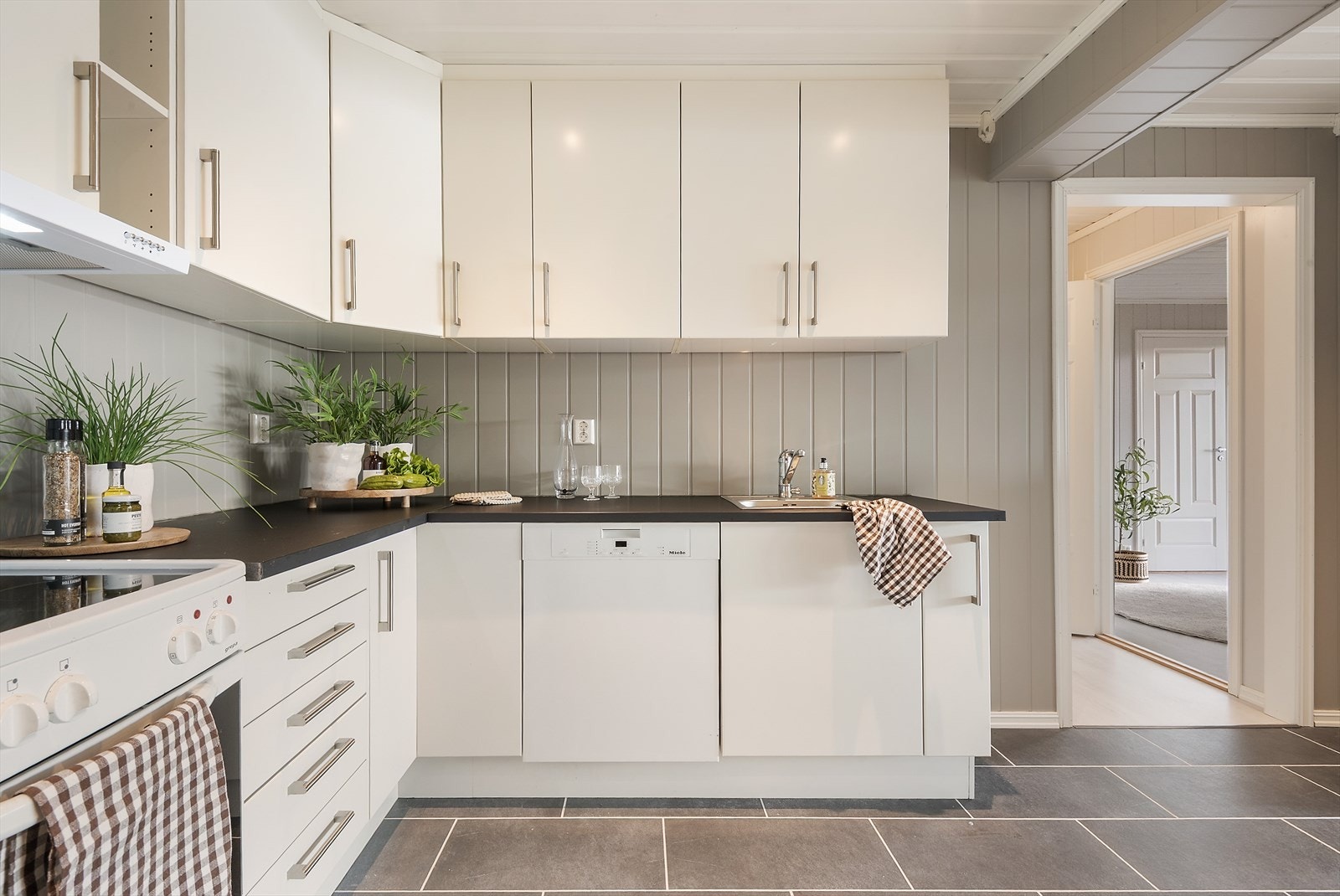 Takhøye skap. Galleribilde