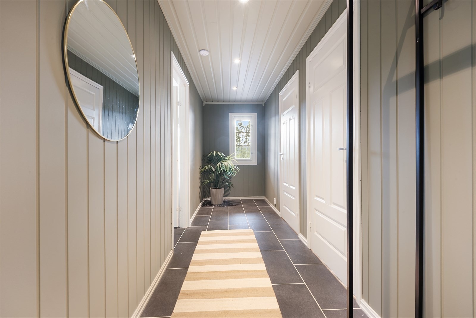 Gang med spottere i tak. Galleribilde