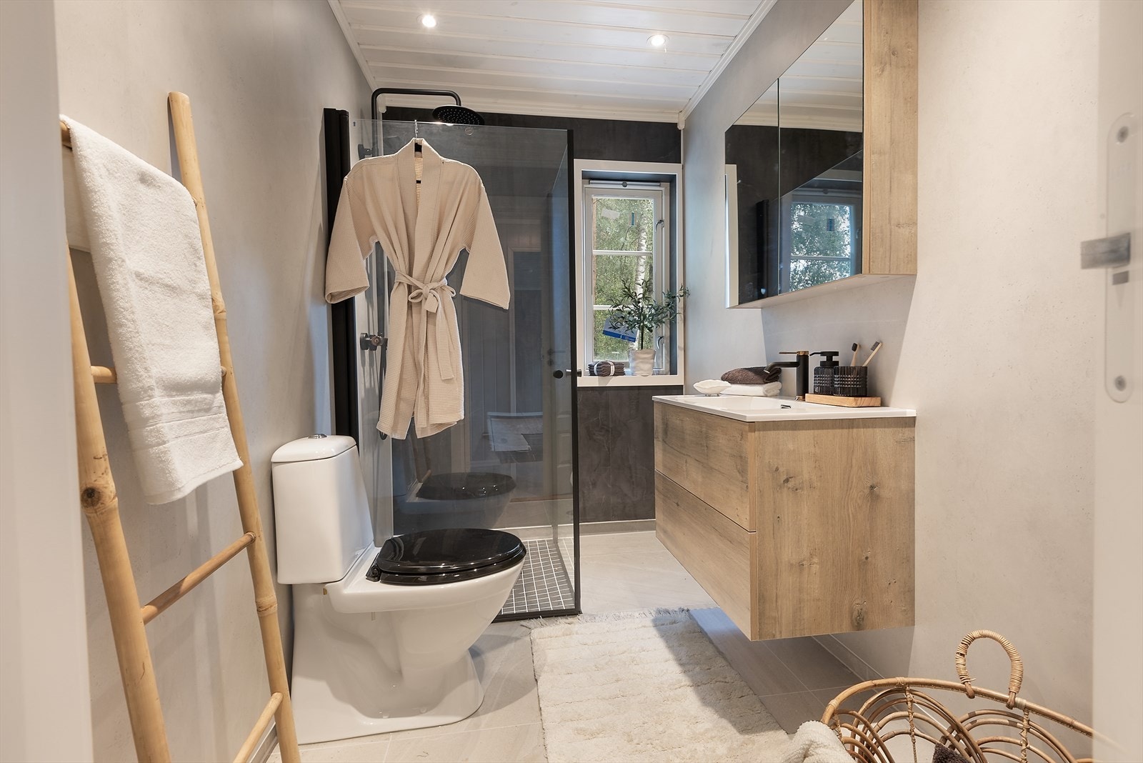 Innbydende bad med dusj. Galleribilde