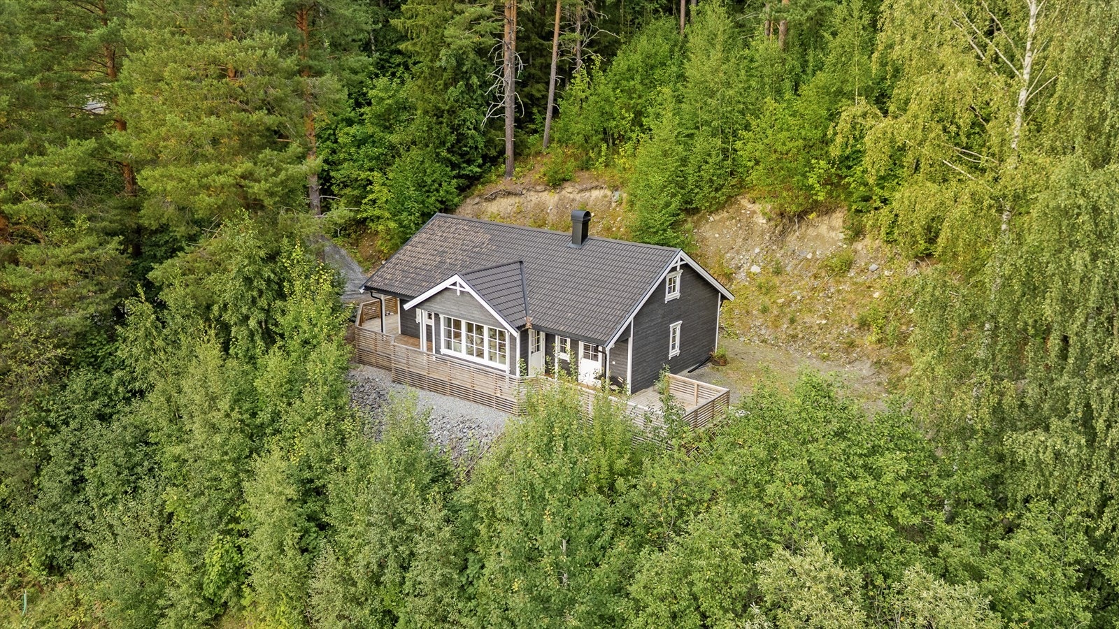 Slappe av på hytta etter en lang arbeidsuke. Galleribilde