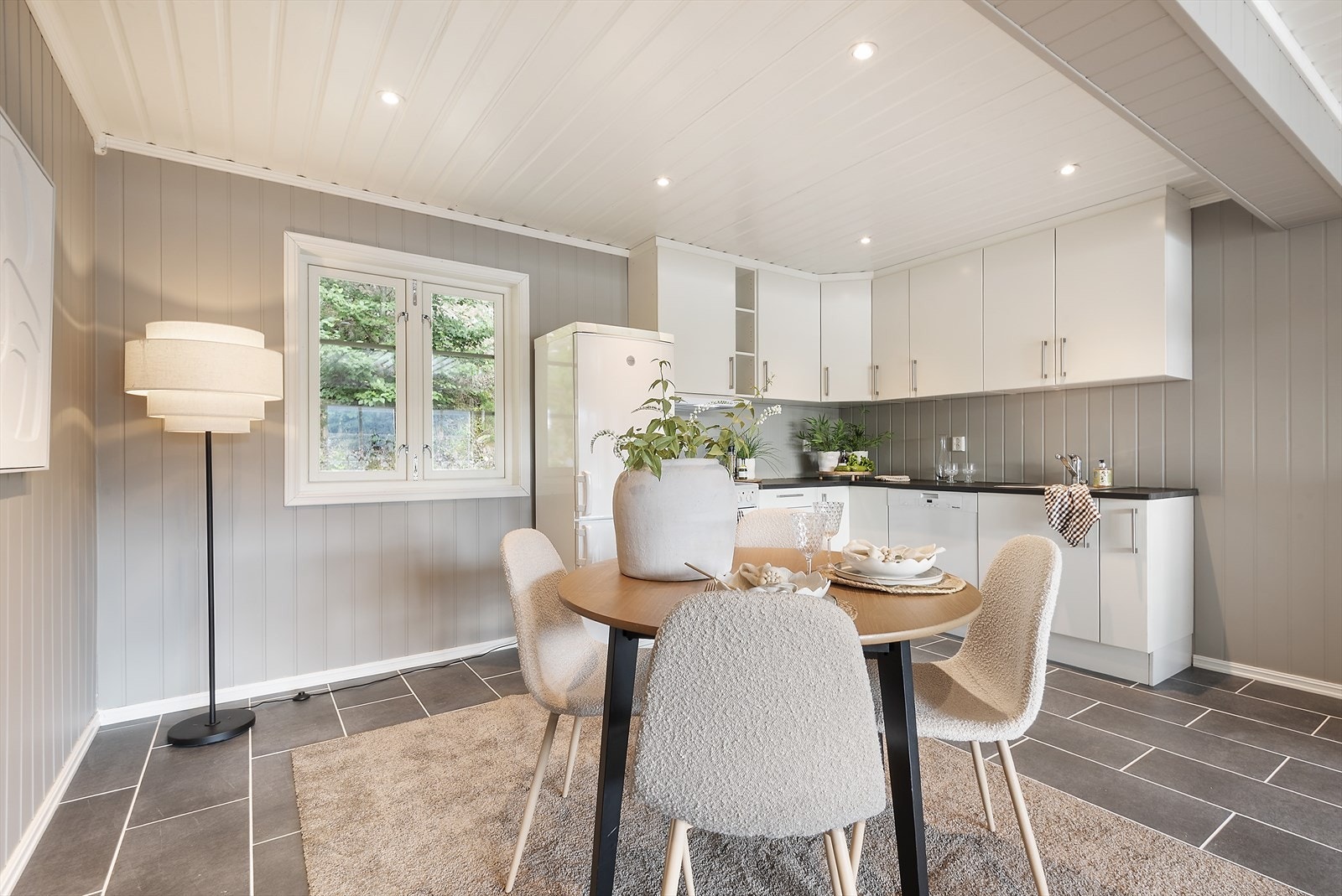 Fin plass til spisebord ved kjøkkenet. Galleribilde