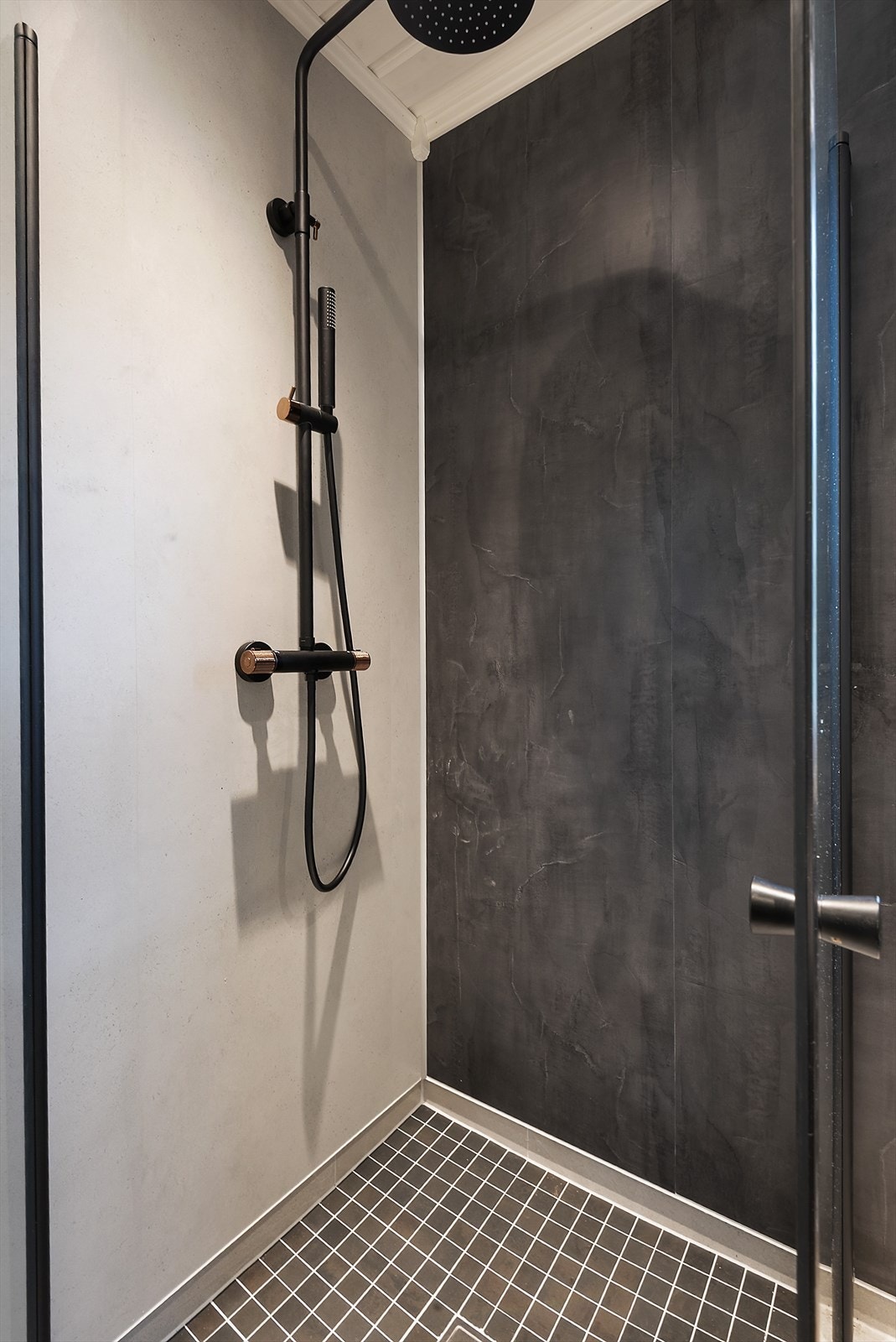 Dusj med moderne detaljer. Galleribilde