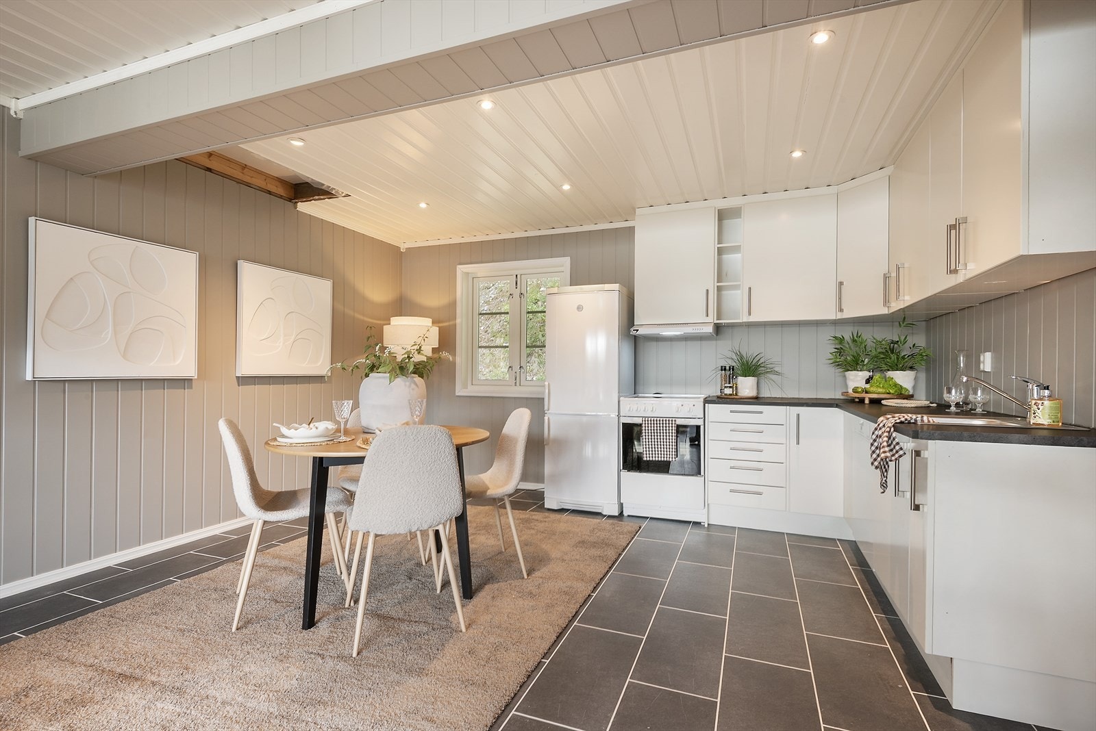 Kjøkken med innredning i vinkel. Galleribilde