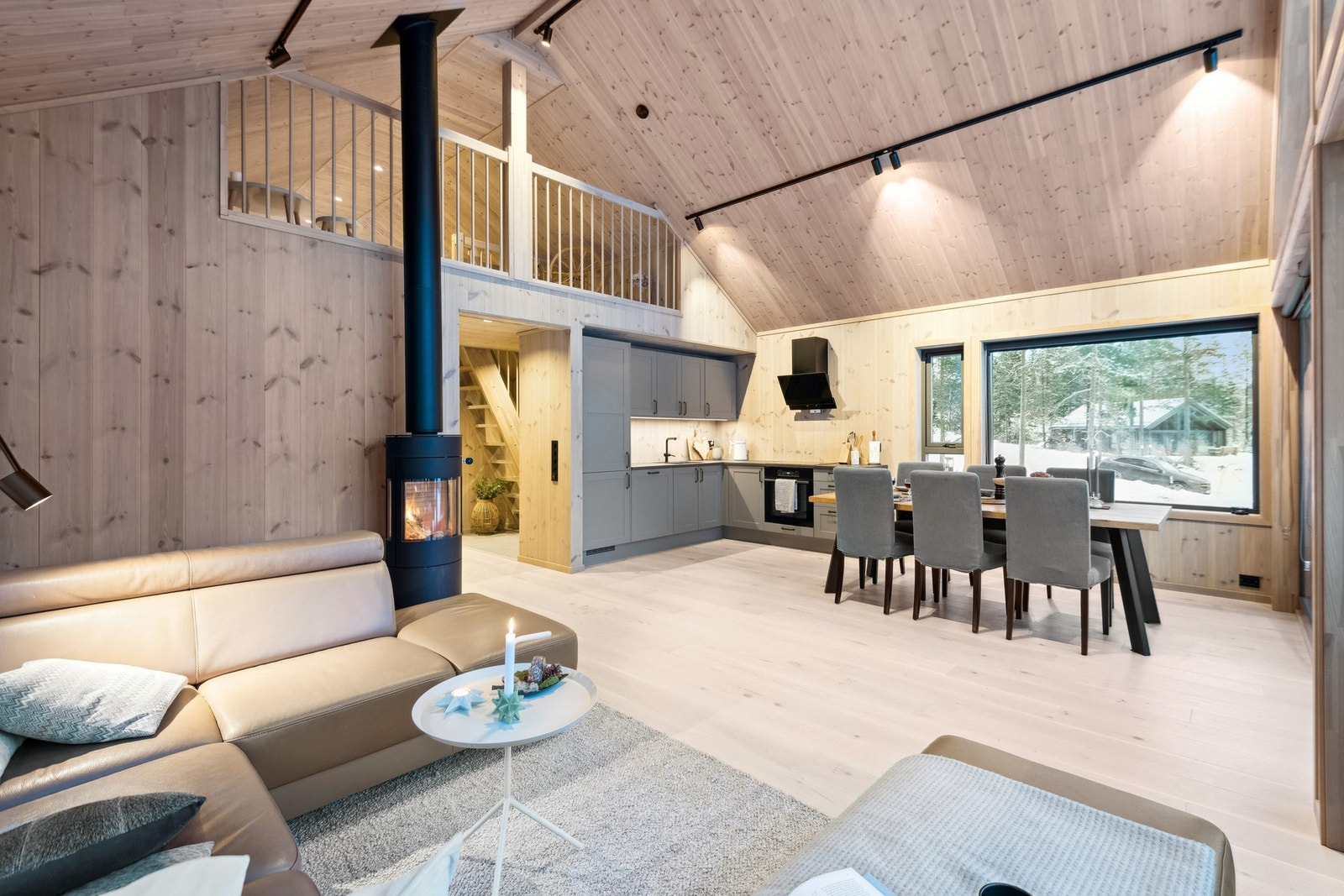 Hytta har en behagelig kombinasjon gulvvarme i stue/kjøkken, gang og bad, sammen med den ekstra gode varmen fra vedovnen. Galleribilde