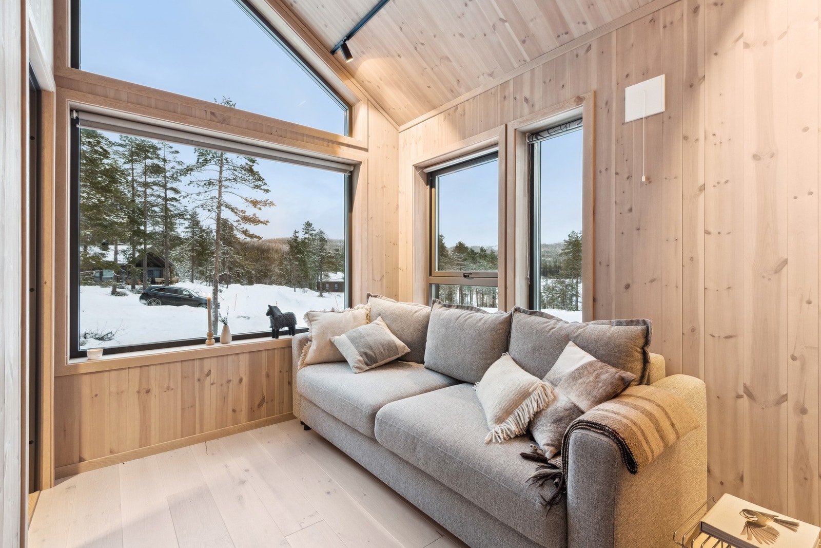 Annekset har både en liten stue og et romslig soverom. Også her kommer man tett på naturen og har nydelig utsikt utover vannet. Galleribilde