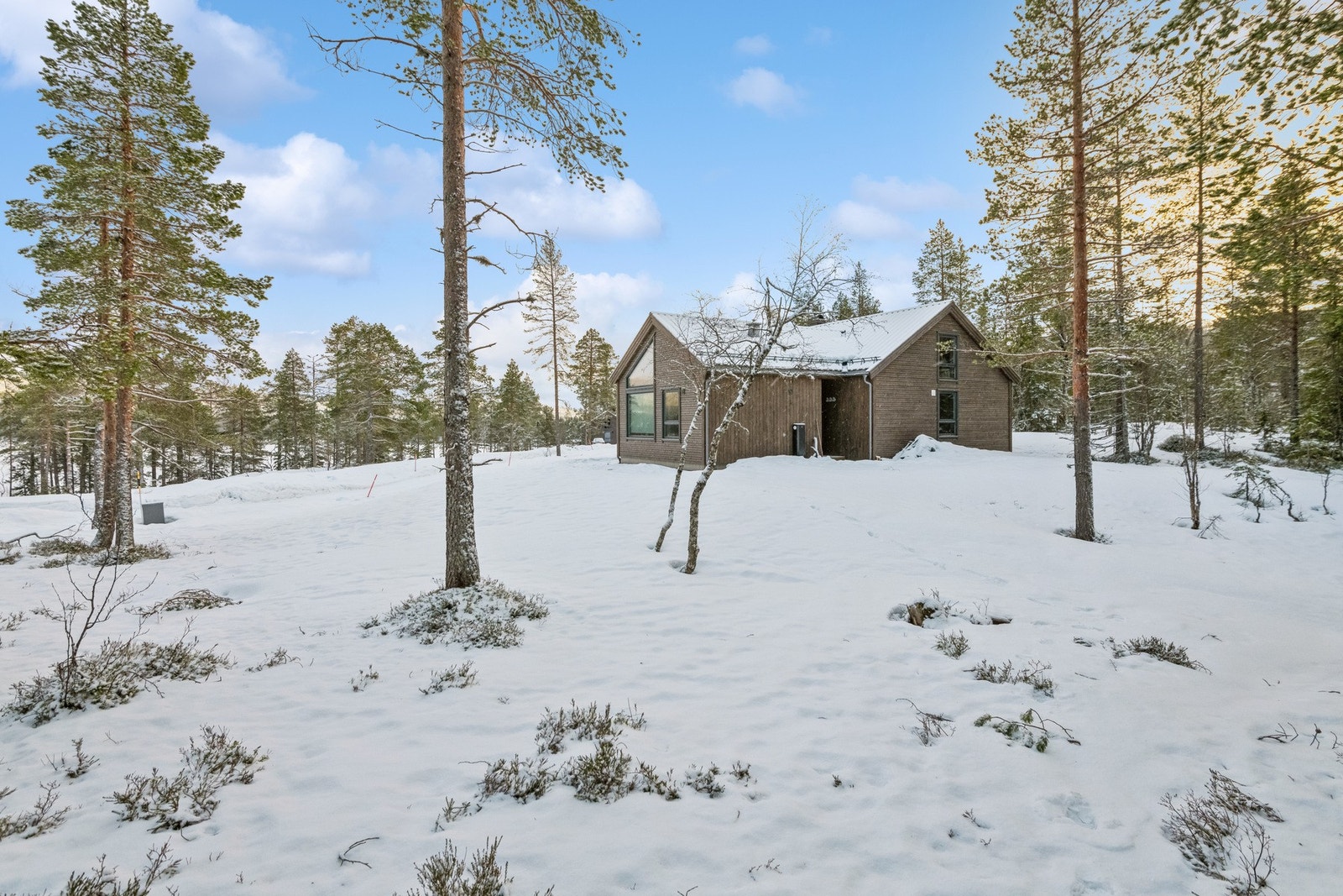 Hytta ligger i naturskjønne omgivelser. Her har man blåbærlyng og tyttebærlyng rett utenfor døra, og vannet kun en kort spasertur unna. Galleribilde