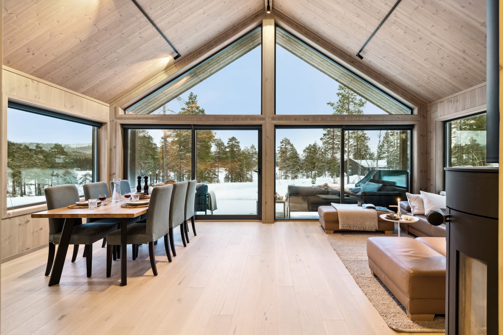 Hytta ble bygd i 2022 i en delikat og moderne stil med store vindusflater og god takhøyde som gir en fantastisk god romfølelse. Galleribilde