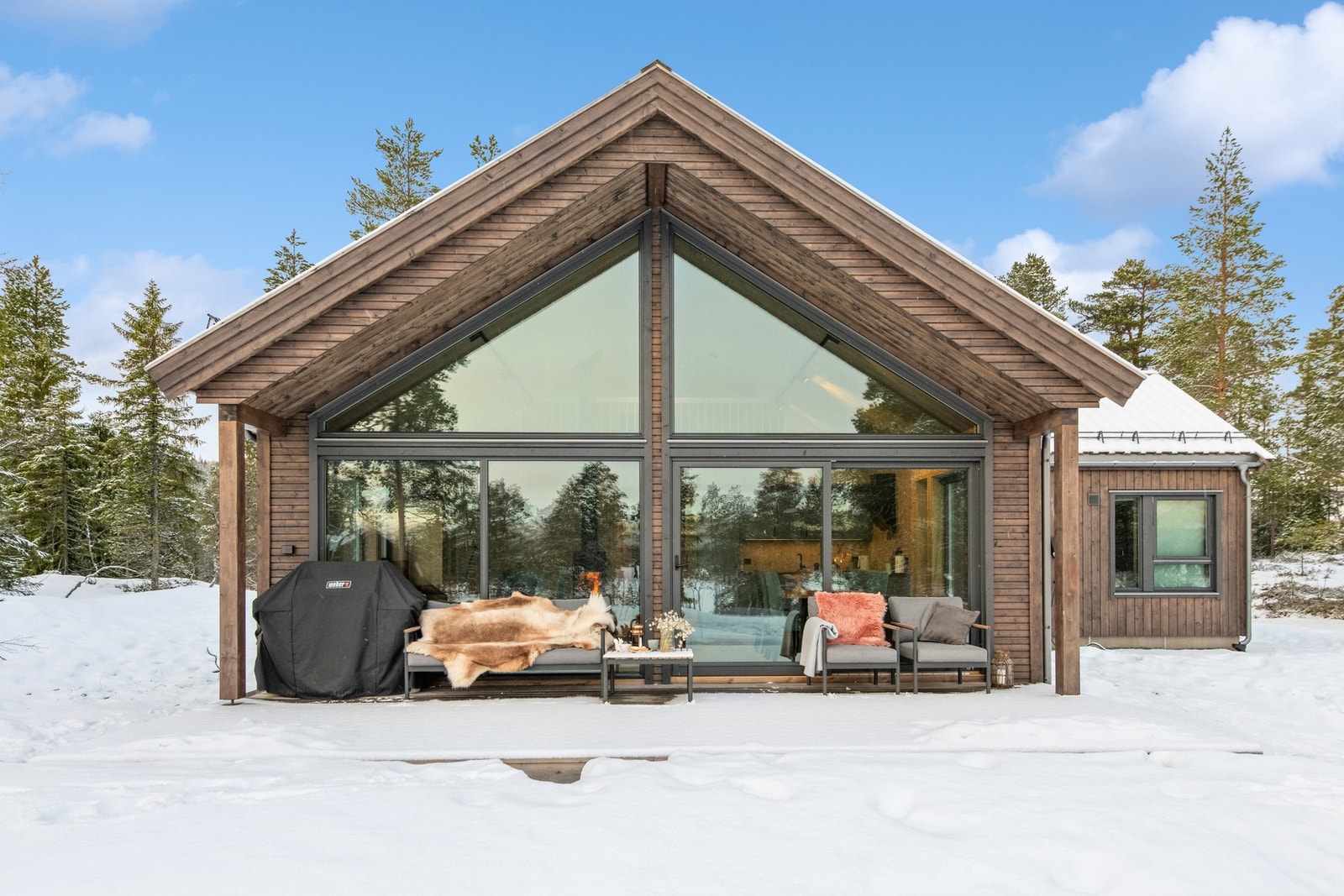 Romslig terrasse på 20 kvm. optimalt vendt mtp. solforhold. Her har du sol fra tidlig morgen til godt utover sene midtsommerkvelder. Galleribilde