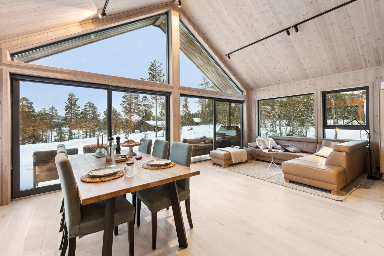 Her har man naturen tett på stua og får nesten følelsen av å sitte ute. Moderne belysning med spottskinner som gir godt med lys i hele rommet, og som kan dimmes ved behov. Galleribilde