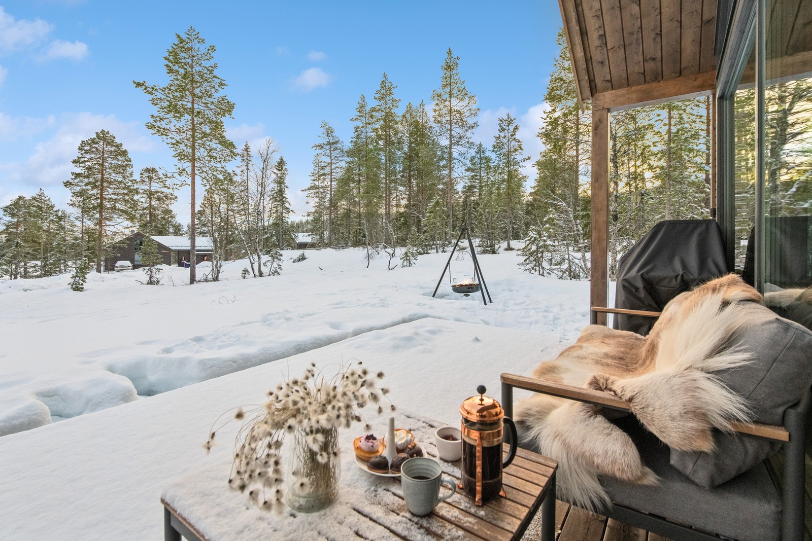 Deler av verandaen er takoverbygget. Her kan man nyte freden og finne roen i naturen. Galleribilde