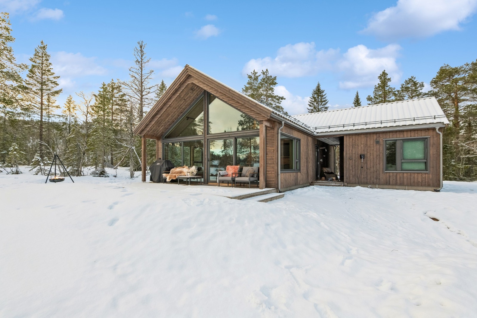 En moderne hytte med høy standard og en svært fristende beliggenhet hvor hver årstid har sin egen sjarm. Galleribilde