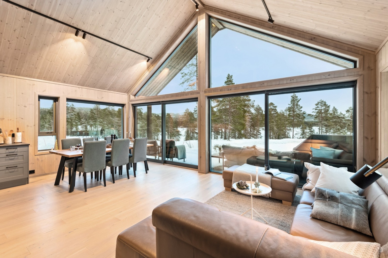 Velkommen til Grønningsvegen 265! Hytte i naturskjønne omgivelser på Skogn-Grønningen, med både fjellet og vannet tett innpå. Foto: EFKT (Hamish Grey) Galleribilde