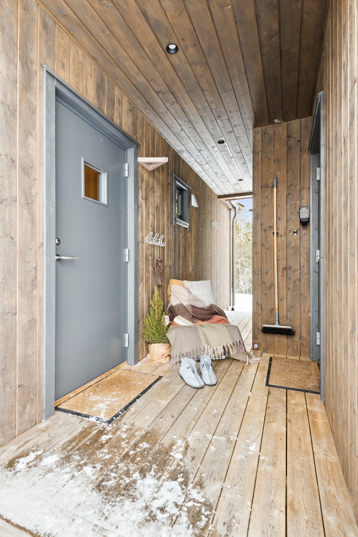 Takoverbygget terrasse mellom hytta og annekset. Galleribilde